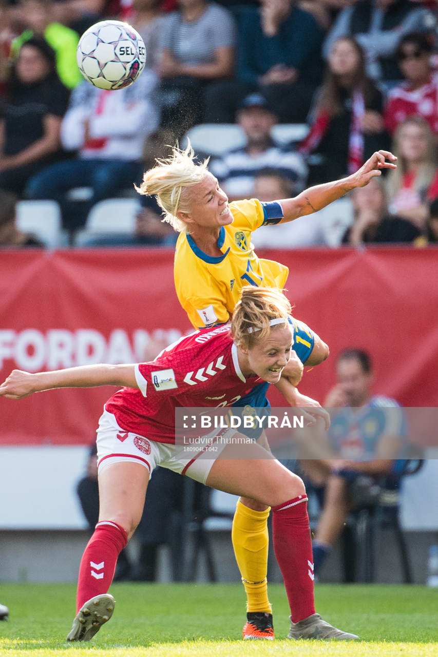 Sveriges Caroline Seger och Danmarks Karen Holmgaard
