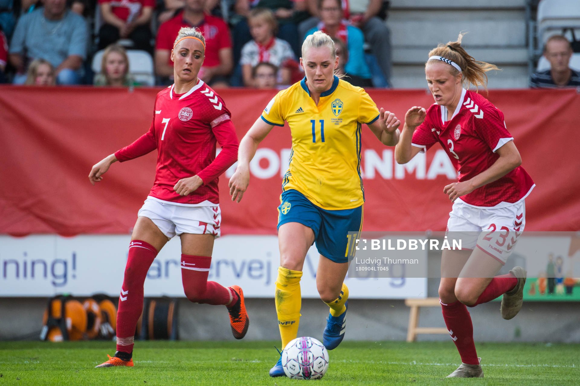 Sveriges Stina Blackstenius mot Danmarks Sanne Troelsgaard