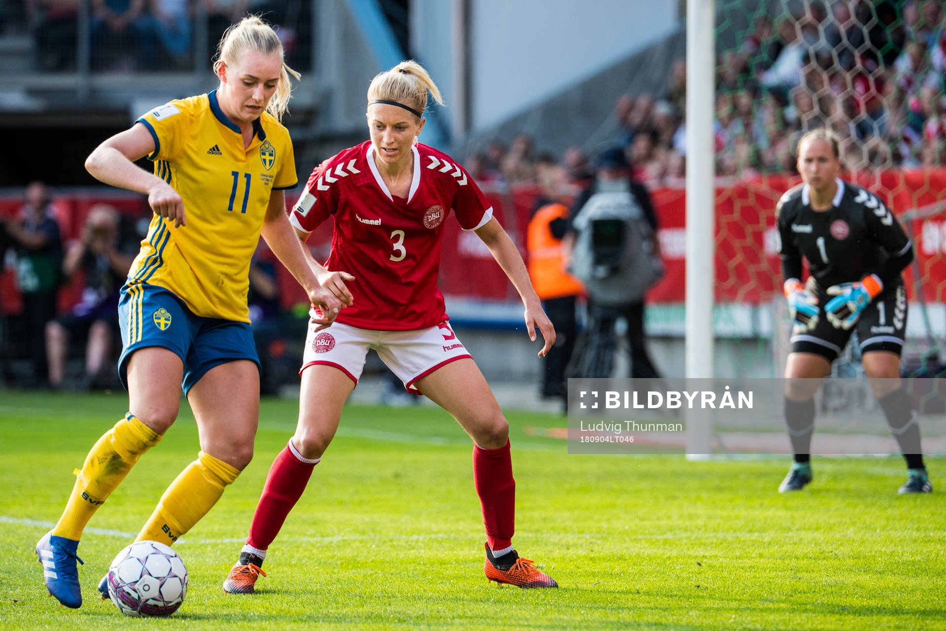 Sveriges Stina Blackstenius mot Danmarks Janni Arnth