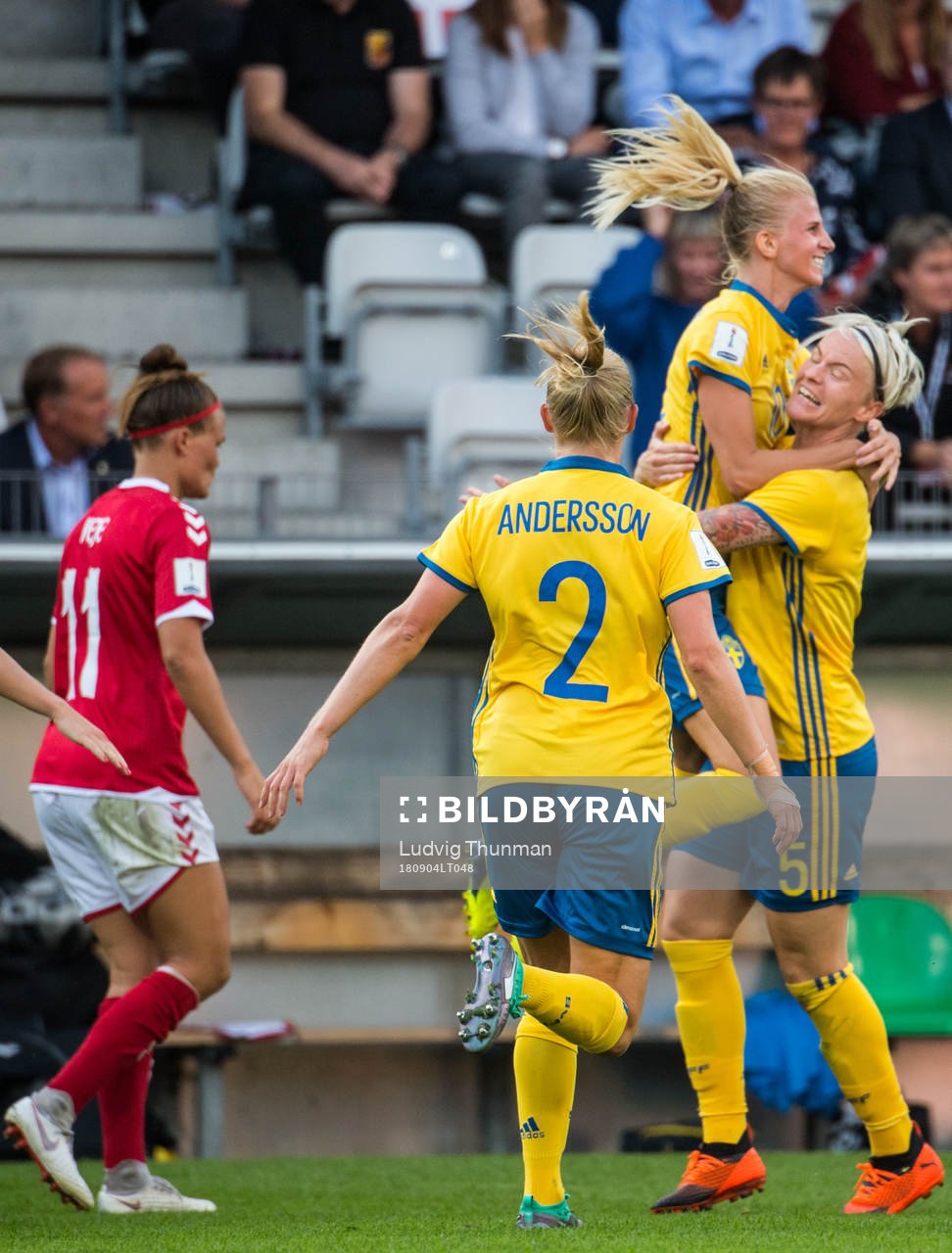 Sveriges Sofia Jakobsson jublar med Nilla Fischer