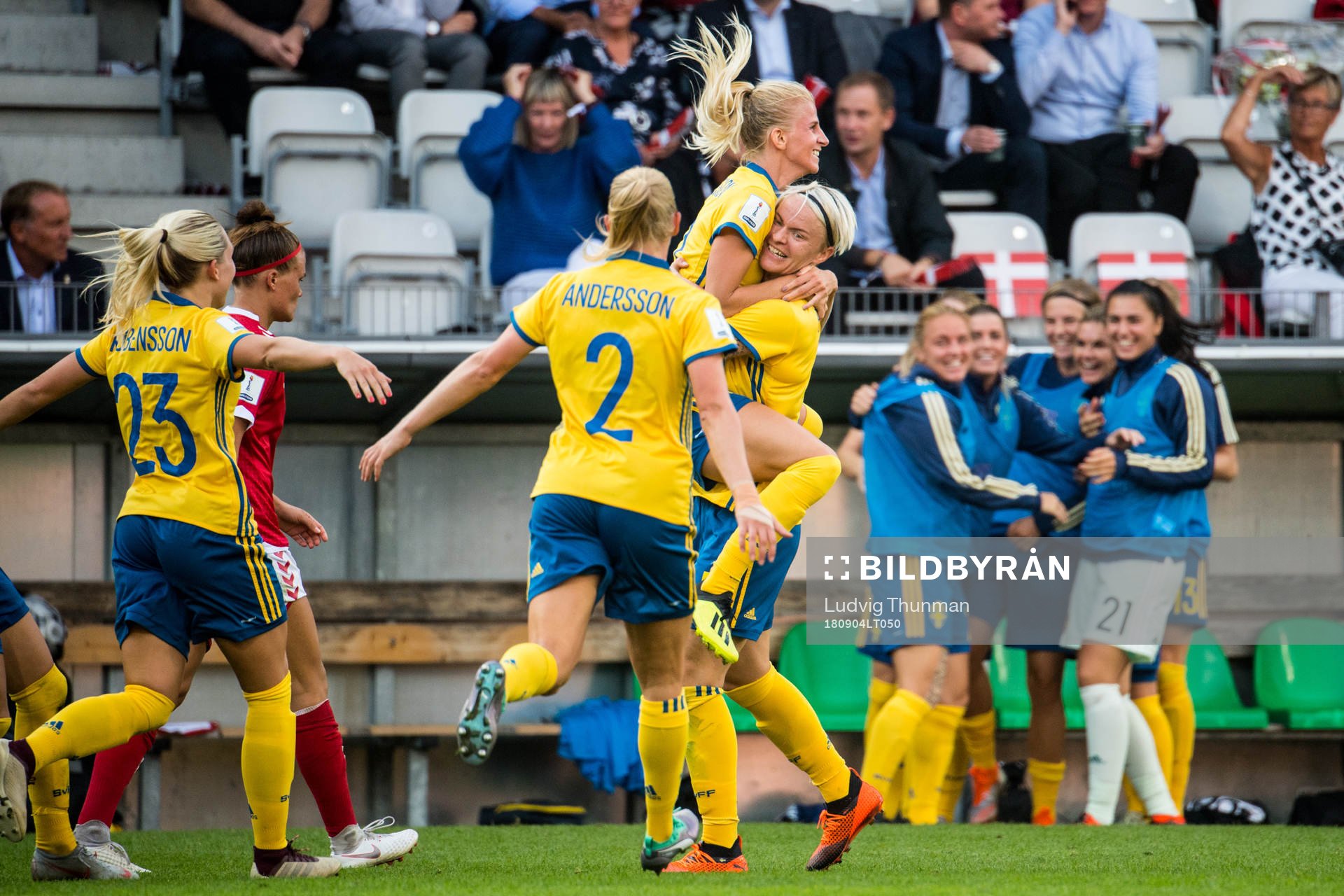 Sveriges Sofia Jakobsson jublar med Nilla Fischer