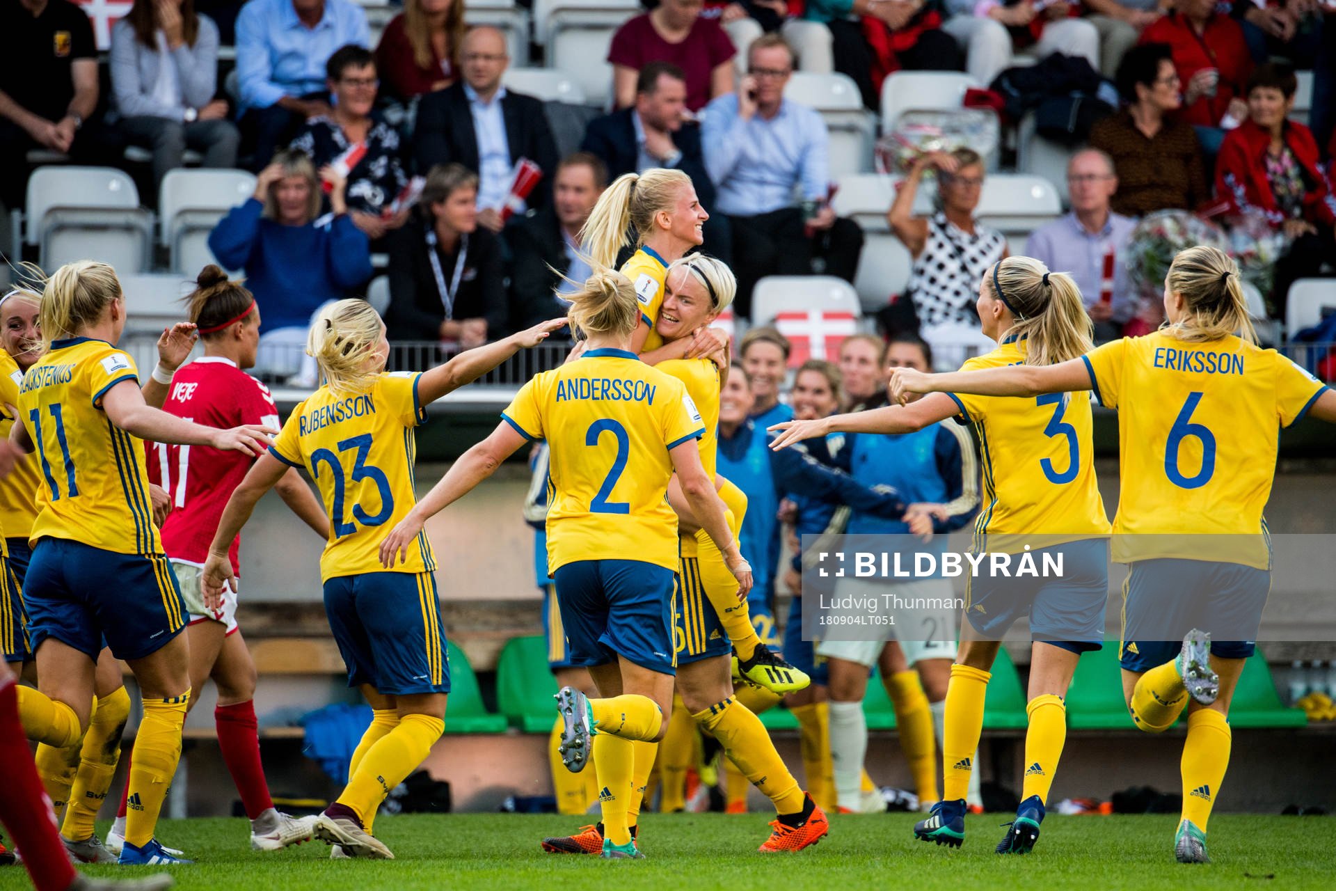 Sveriges Sofia Jakobsson jublar med Nilla Fischer