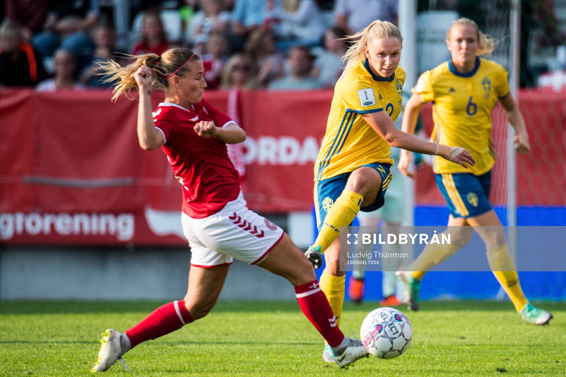 Sveriges Jonna Andersson och Danmarks Theresa Nielsen under VM-kvalmatchen i fotboll mellan Danmark och Sverige den 4 september 2018 i Viborg.