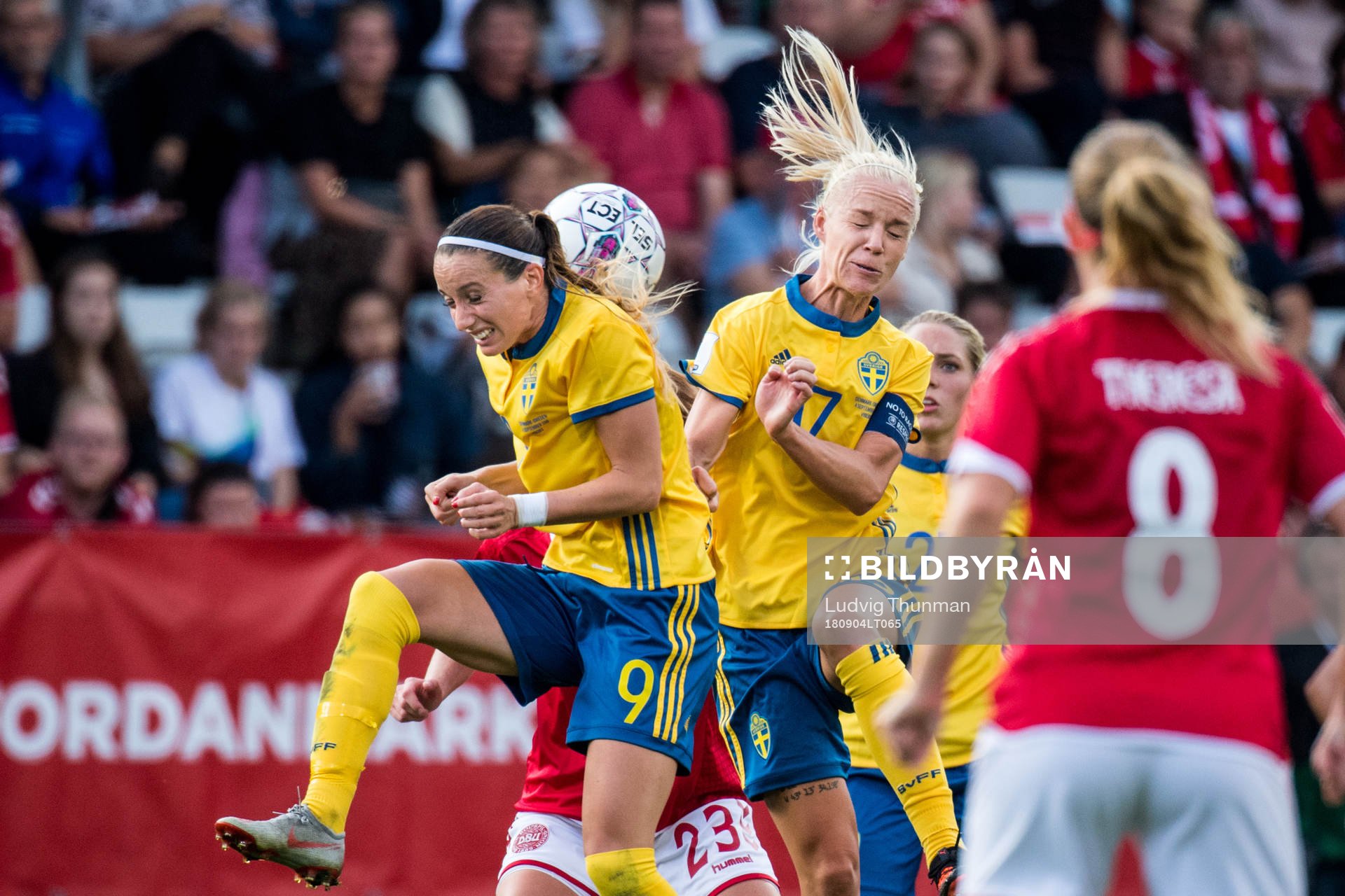 Sveriges Kosovare Asllani och Caroline Seger