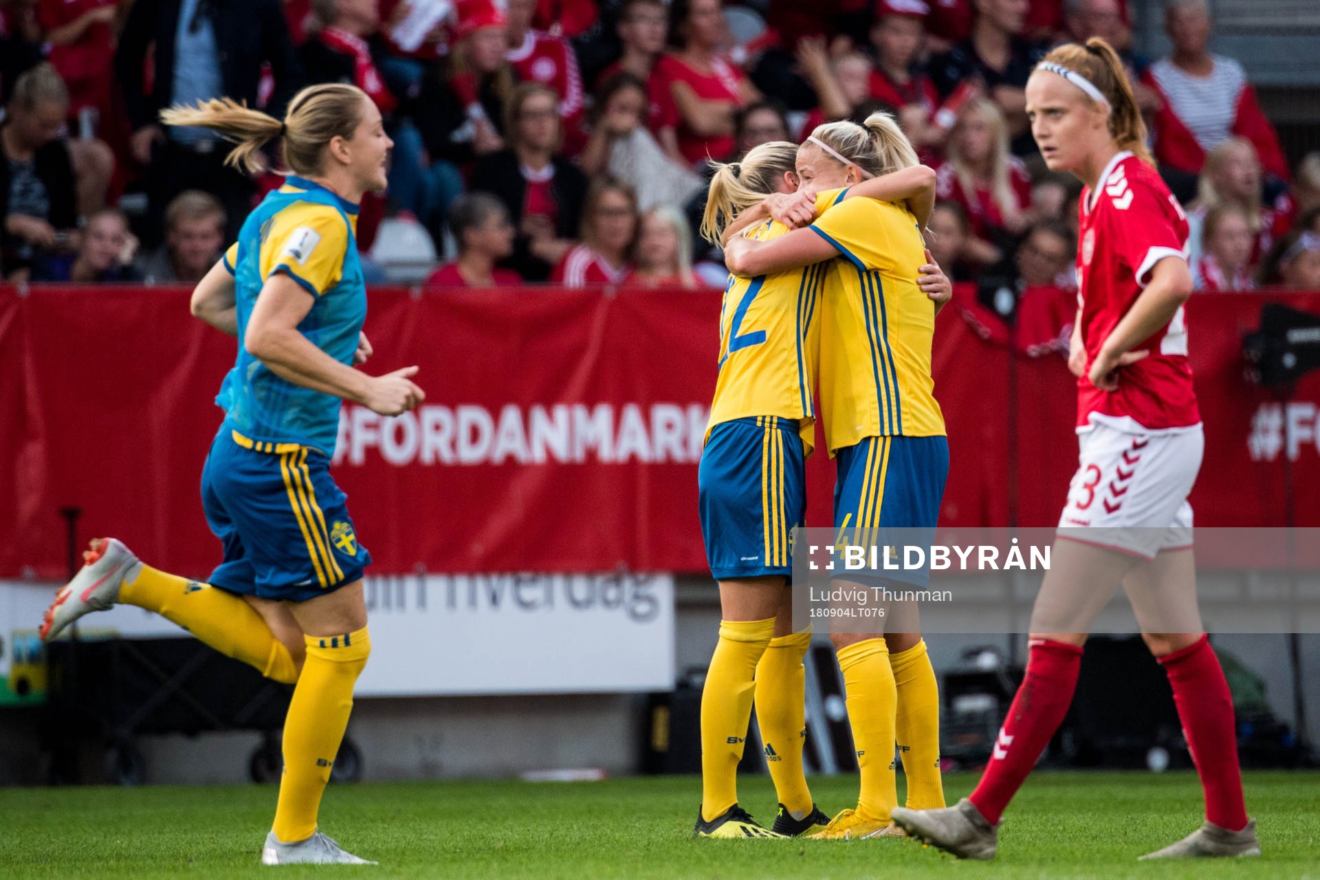 Sveriges Olivia Schough och Hanna Glas jublar