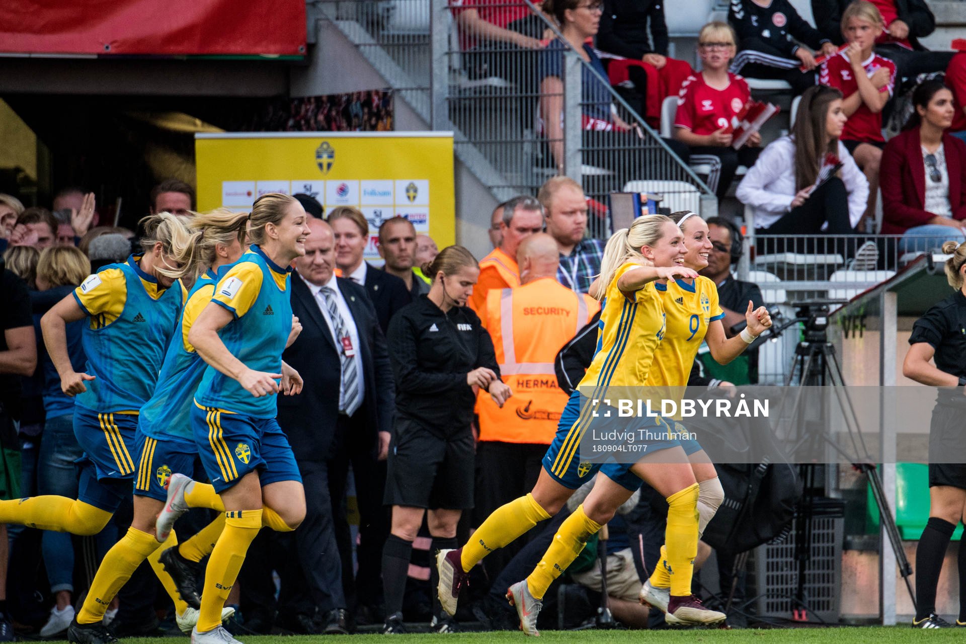 Sveriges Elin Rubensson och Kosovare Asllani jublar