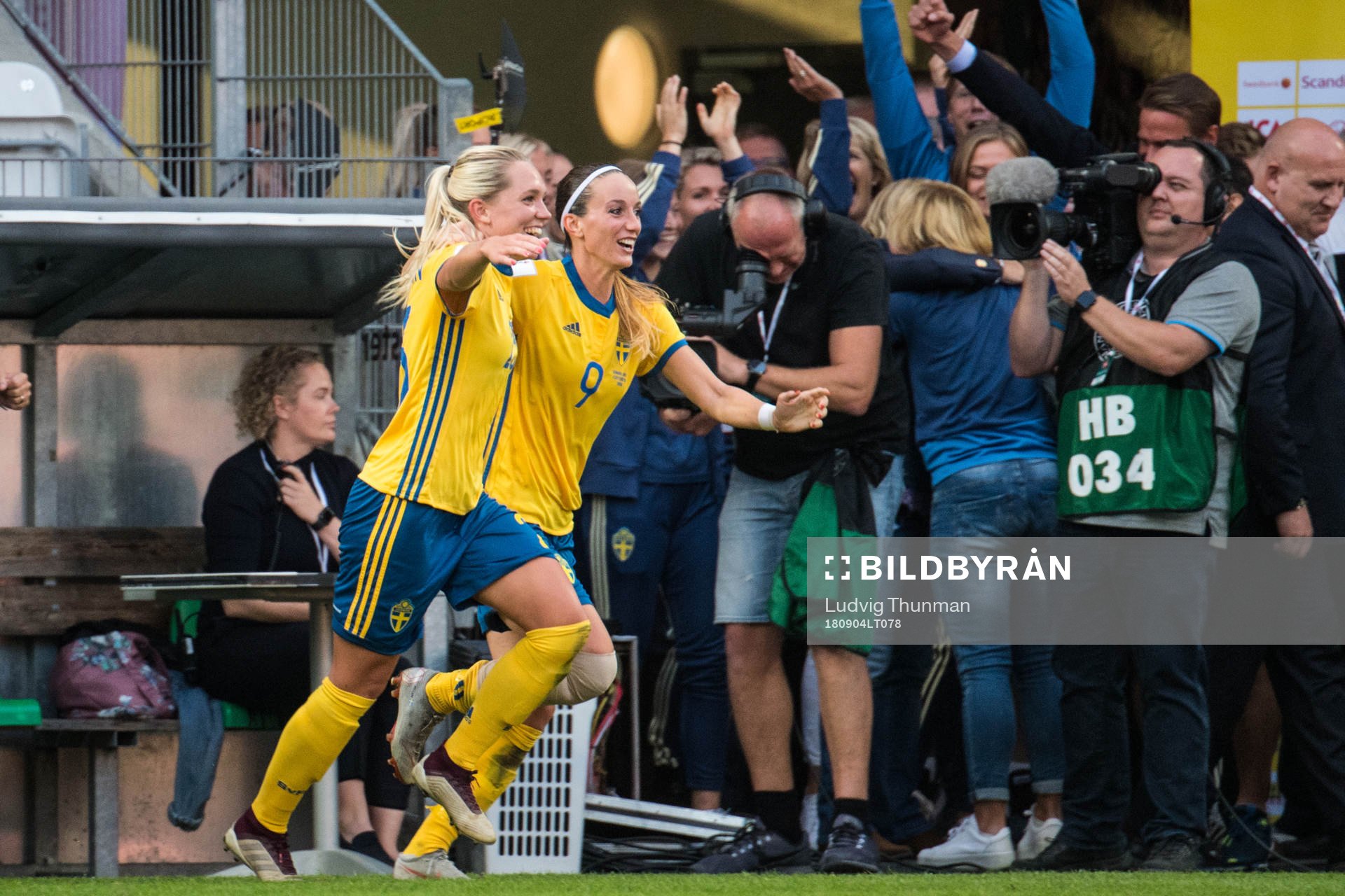 Sveriges Elin Rubensson och Kosovare Asllani jublar
