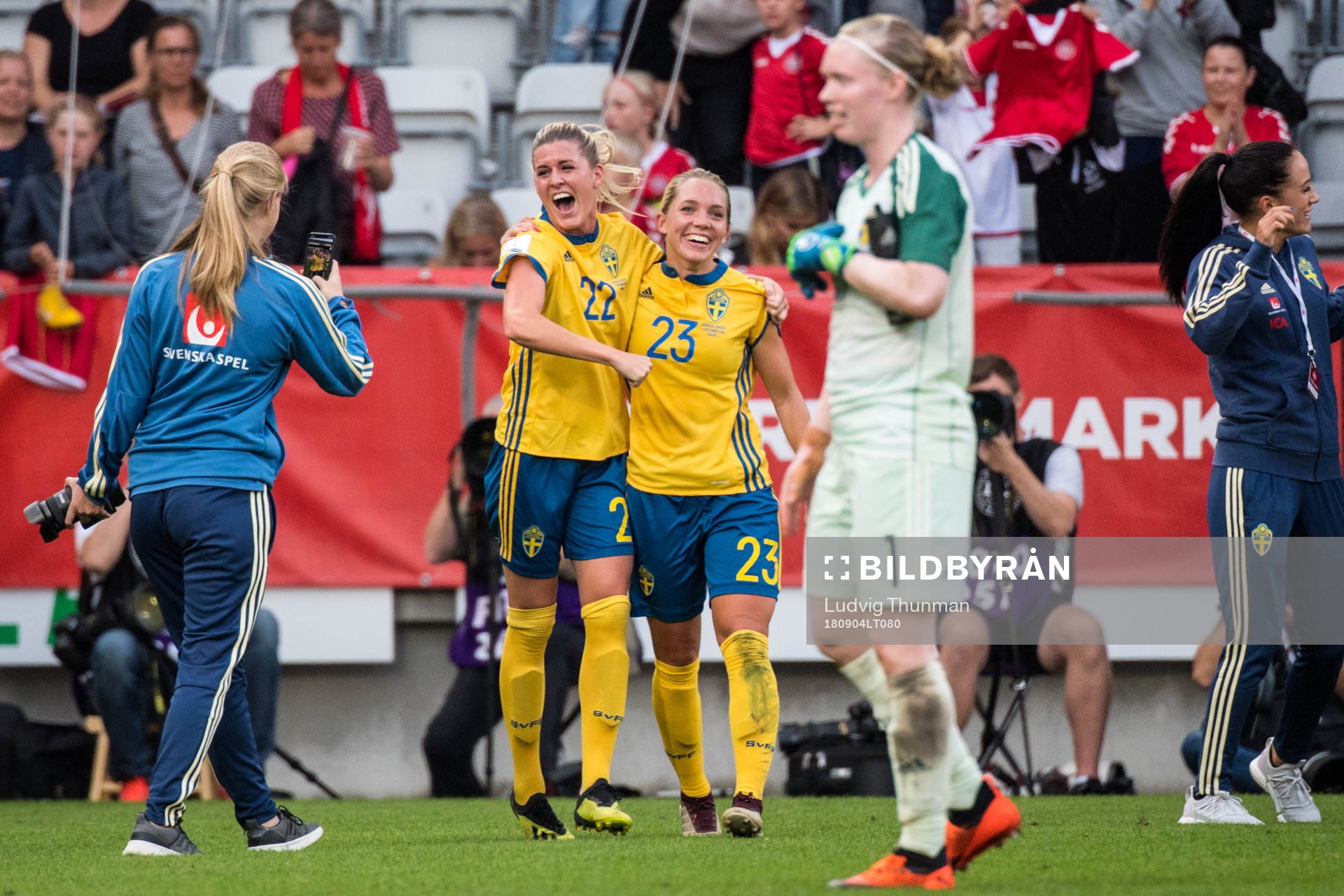 Sveriges Olivia Schough och Elin Rubensson jublar