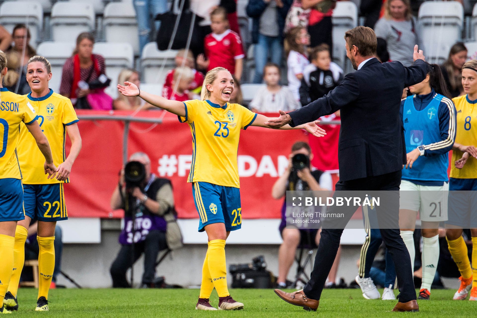 Sveriges Elin Rubensson jublar efter VM-kvalmatchen i fotboll mellan Danmark och Sverige den 4 september 2018 i Viborg.