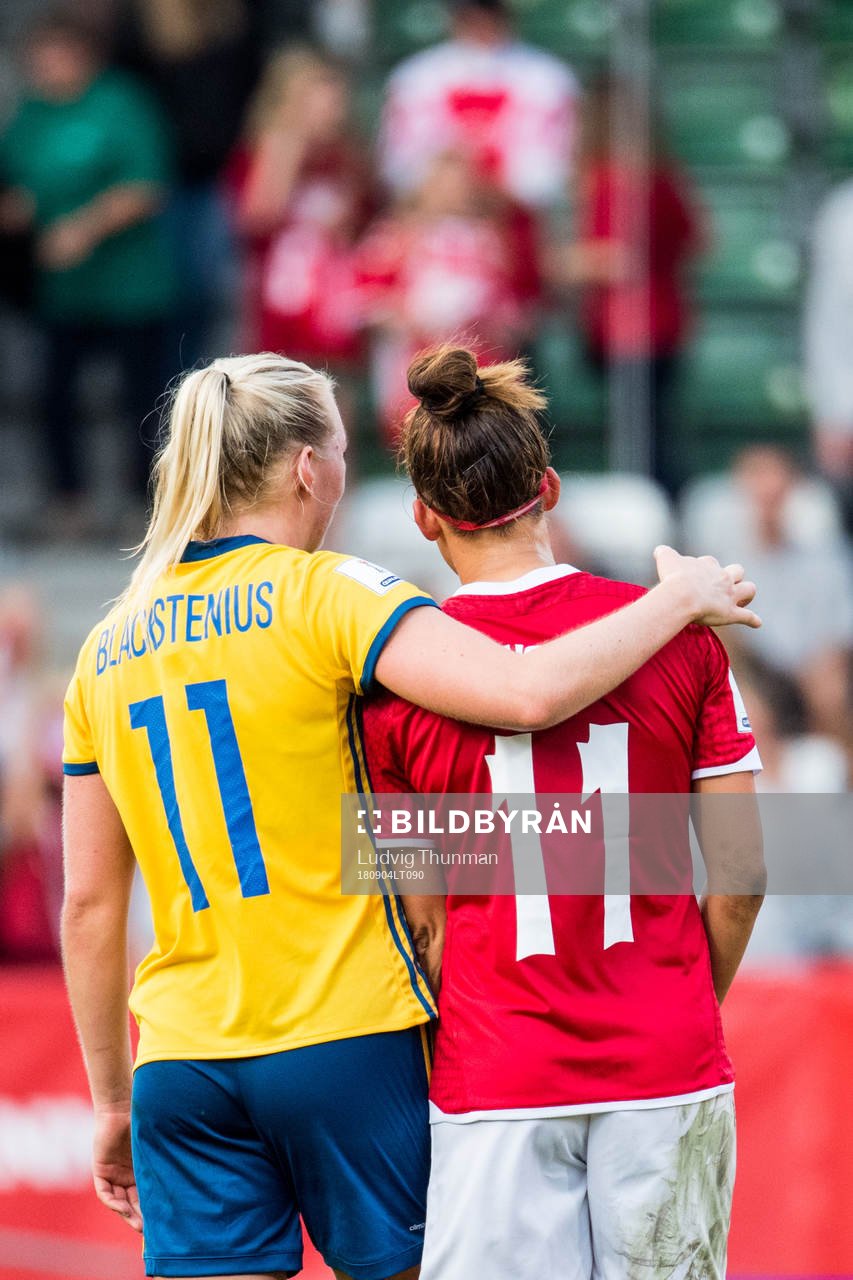 Sveriges Stina Blackstenius och Danmarks Katrine Veje efter VM-kvalmatchen i fotboll mellan Danmark och Sverige den 4 september 2018 i Viborg.