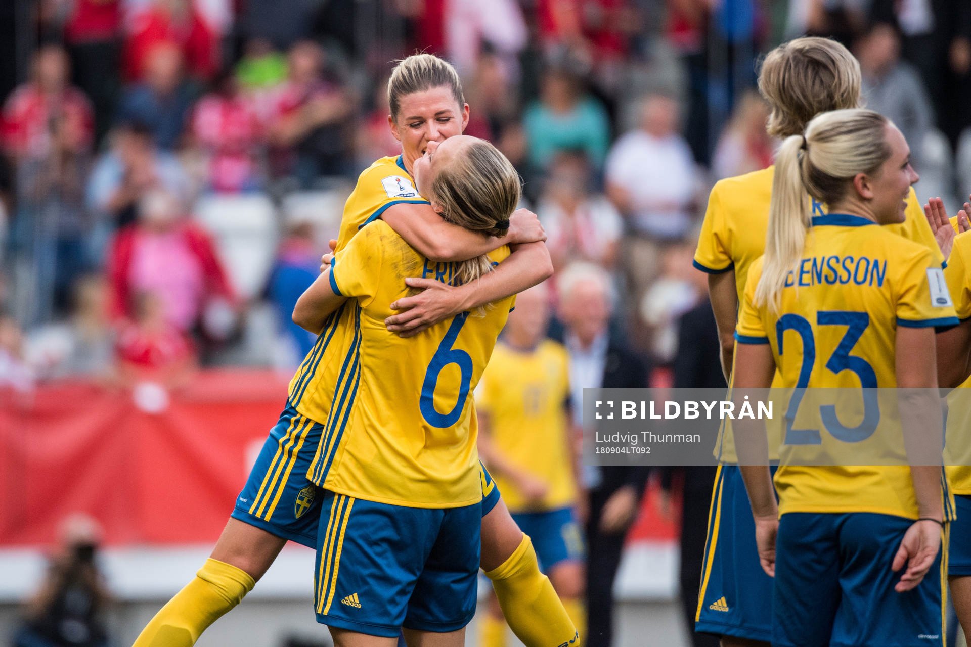 Sveriges Olivia Schough och Magdalena Eriksson jublar efter VM-kvalmatchen i fotboll mellan Danmark och Sverige den 4 september 2018 i Viborg.