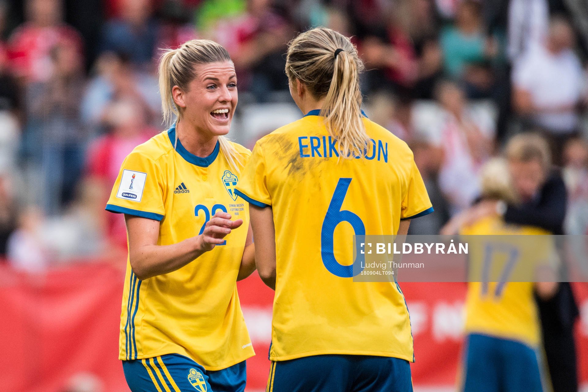 Sveriges Olivia Schough och Magdalena Eriksson jublar efter VM-kvalmatchen i fotboll mellan Danmark och Sverige den 4 september 2018 i Viborg.
