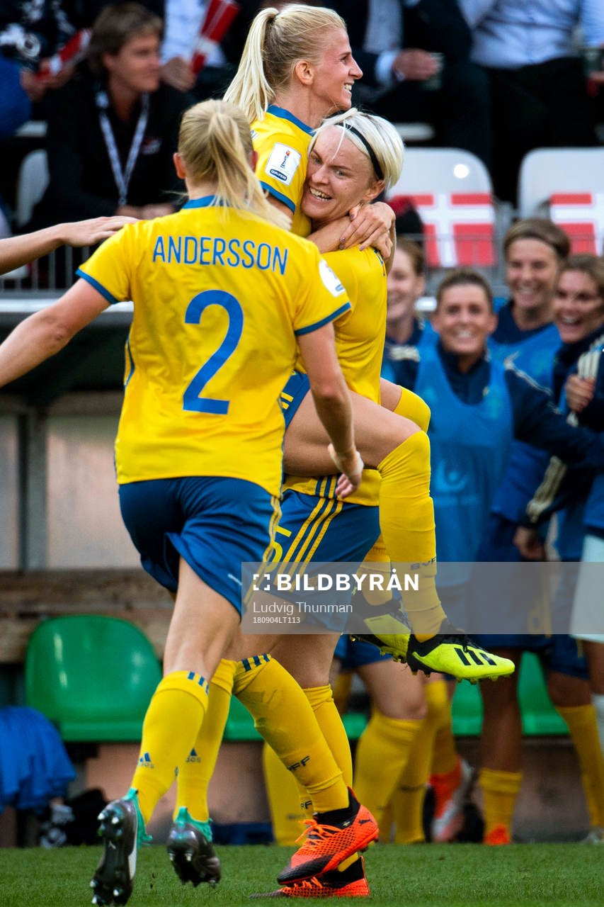 Sveriges Sofia Jakobsson kramas om av Nilla Fischer efter hon gjort 0-1 under VM-kvalmatchen i fotboll mellan Danmark och Sverige den 4 september 2018 i Viborg.