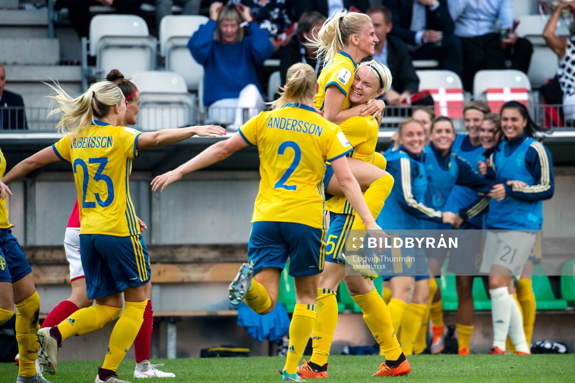Sveriges Sofia Jakobsson kramas om av Nilla Fischer efter hon gjort 0-1 under VM-kvalmatchen i fotboll mellan Danmark och Sverige den 4 september 2018 i Viborg.