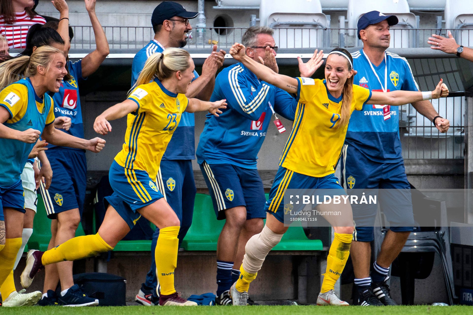 Sveriges Elin Rubensson och Kosovare Asllani jublar