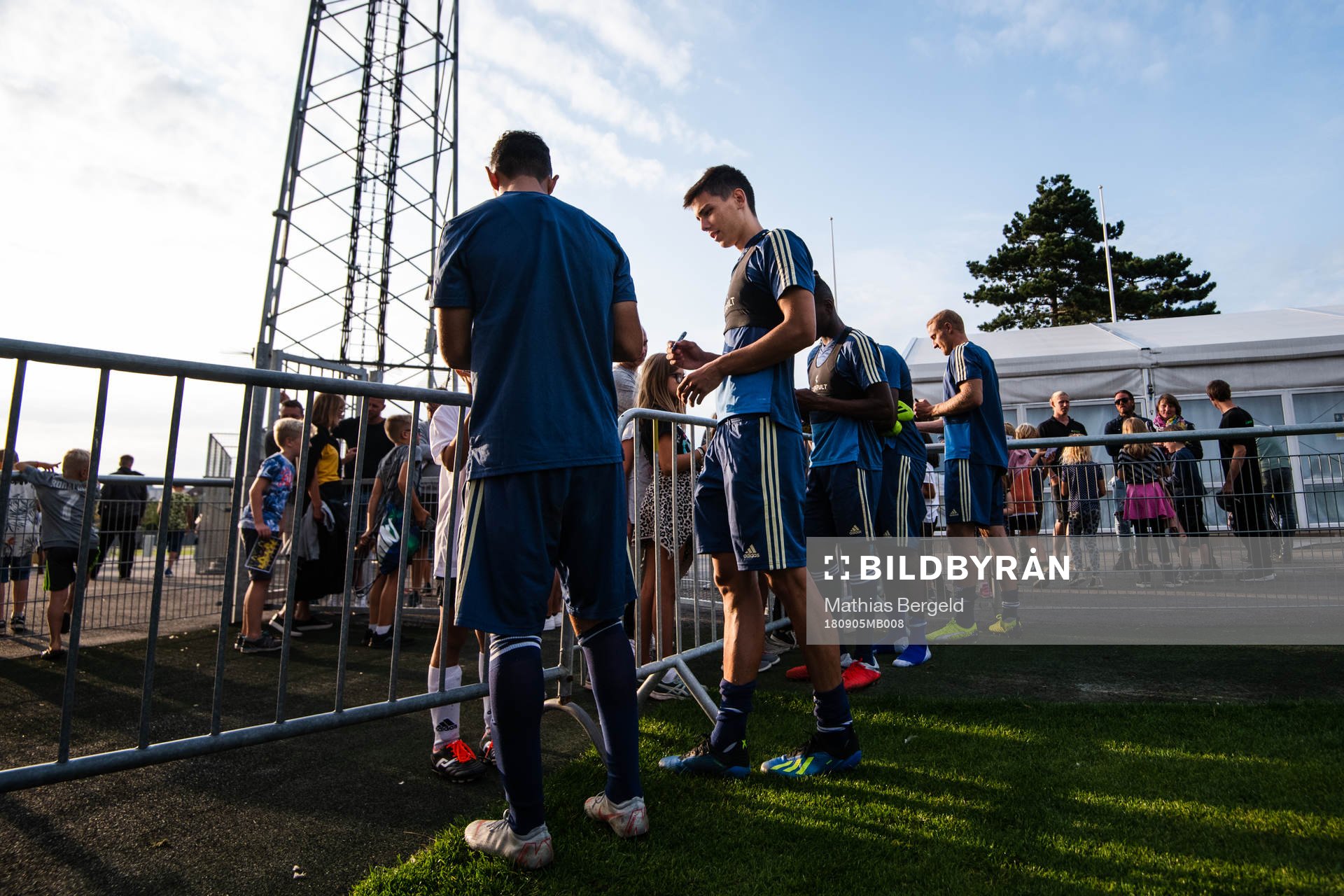 Dennis Hadzikadunic skriver autografer