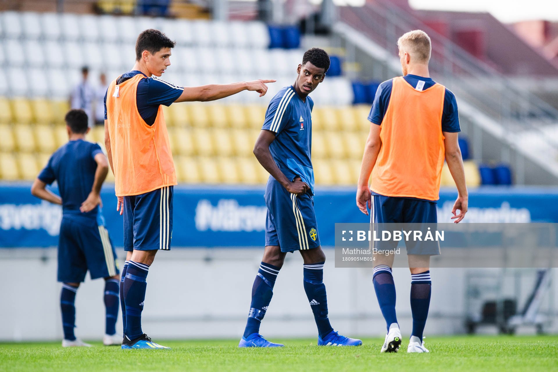Dennis Hadzikadunic gestikulerar framför Alexander Isak