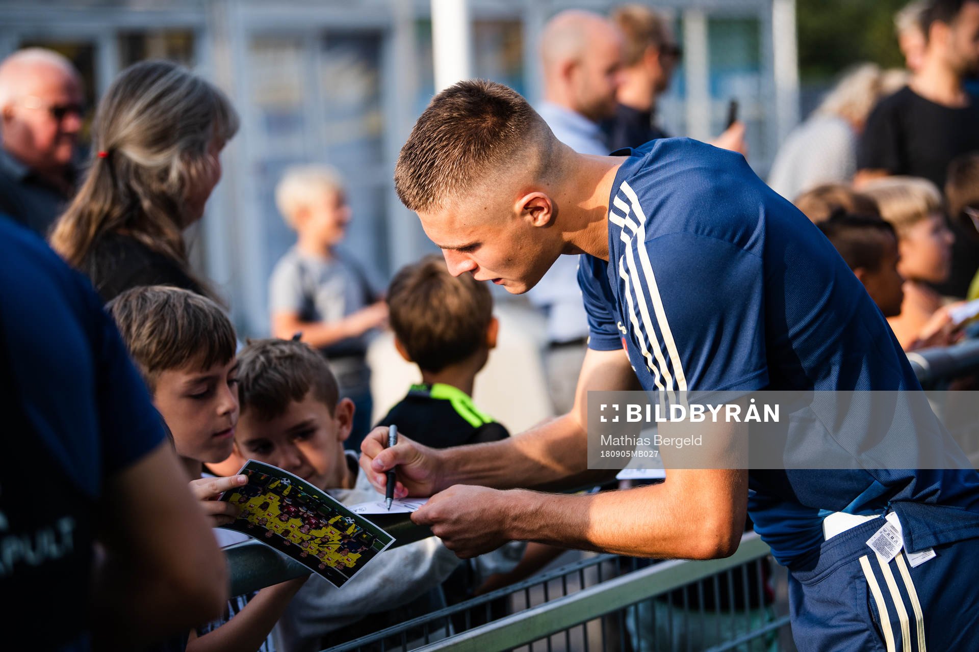 Mattias Svanberg skriver autografer