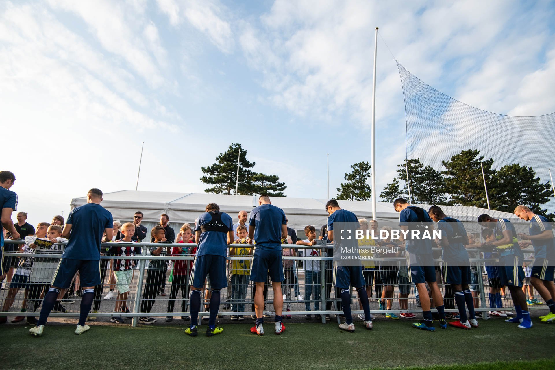 Spelarna skriver autografer