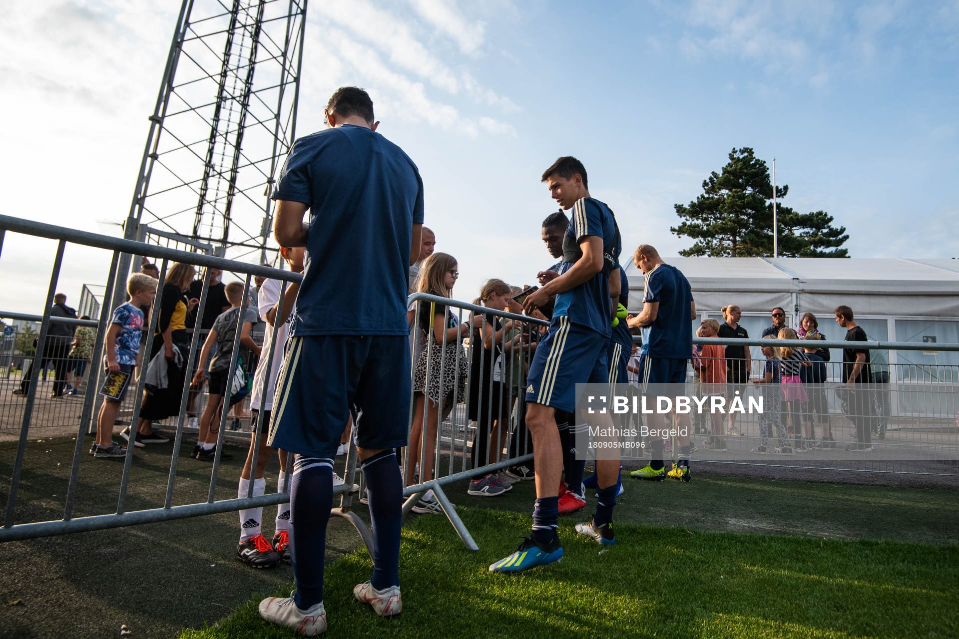 Dennis Hadzikadunic skriver autografer