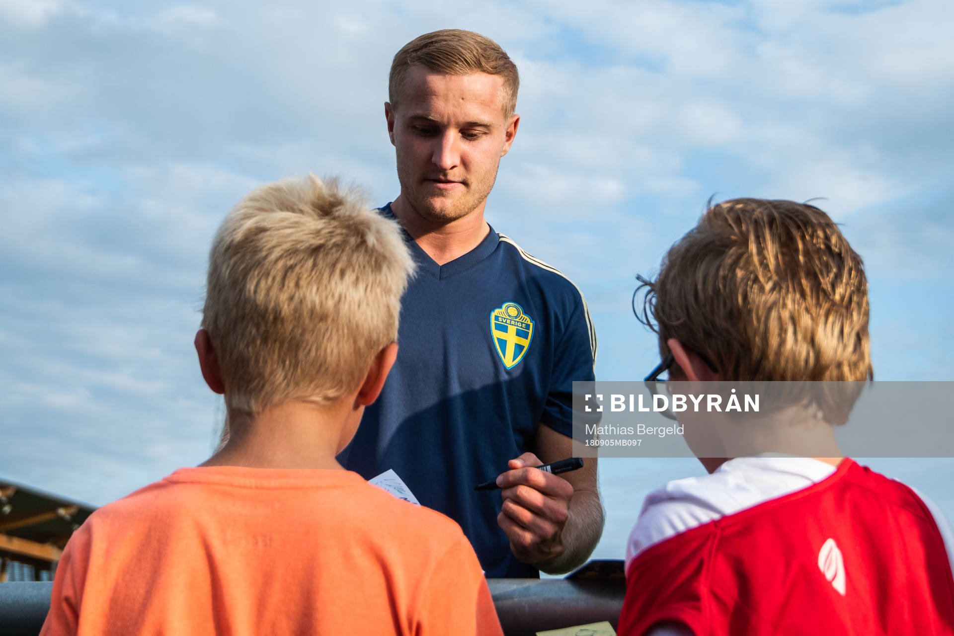 Franz Brorsson skriver autografer