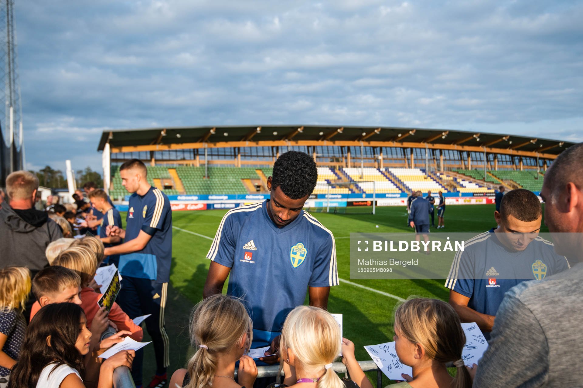Alexander Isak skriver autografer