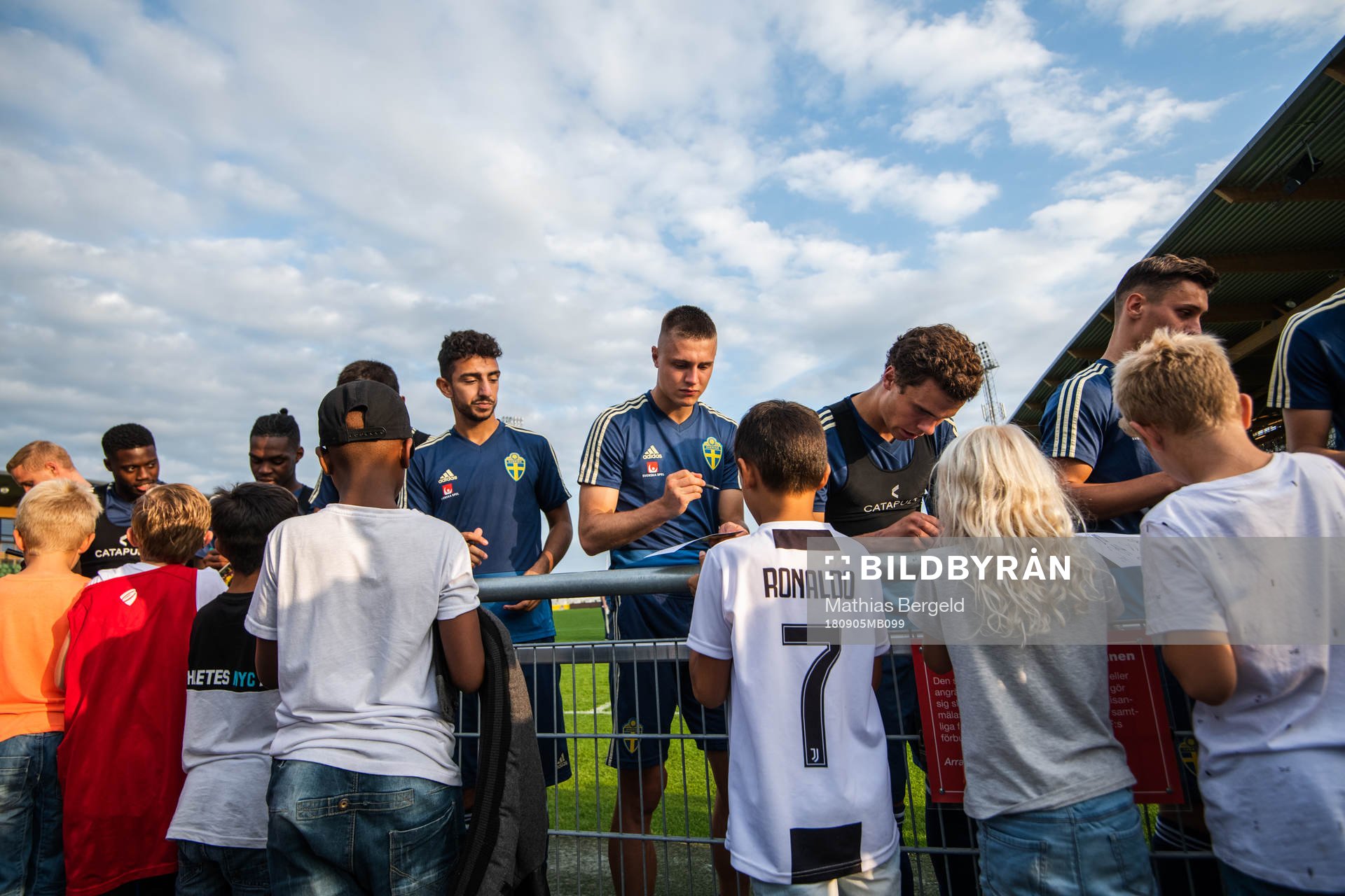 Daleho Irandust och Mattias Svanberg skriver autografer