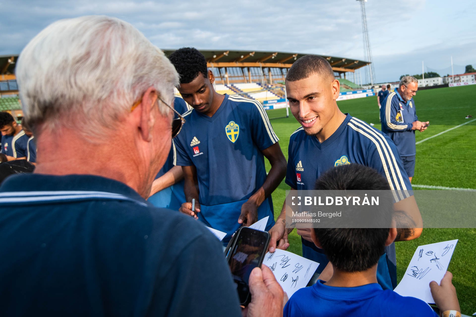Alexander Isak och Jordan Larsson skriver autografer