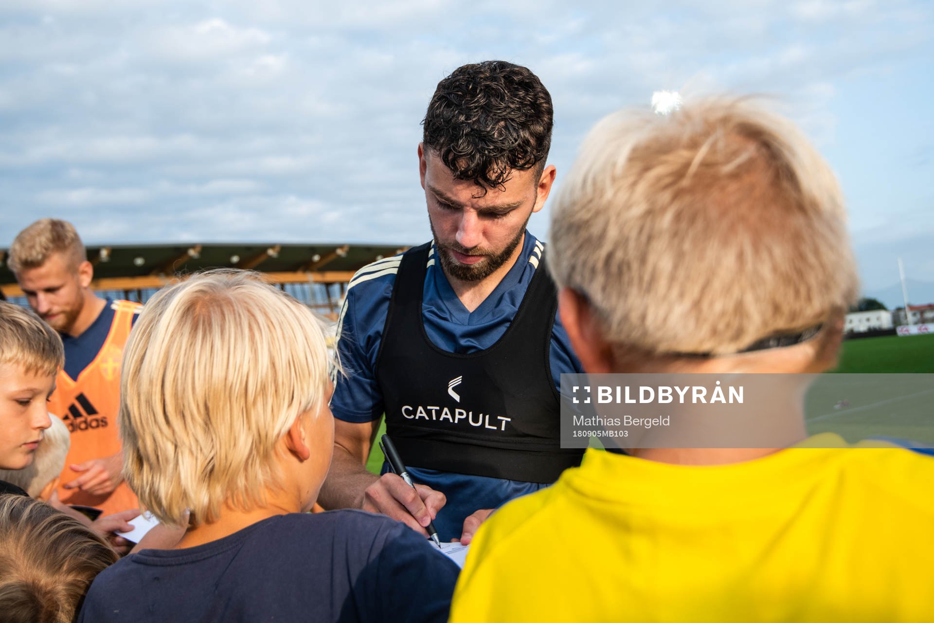 Erdal Rakip skriver autografer