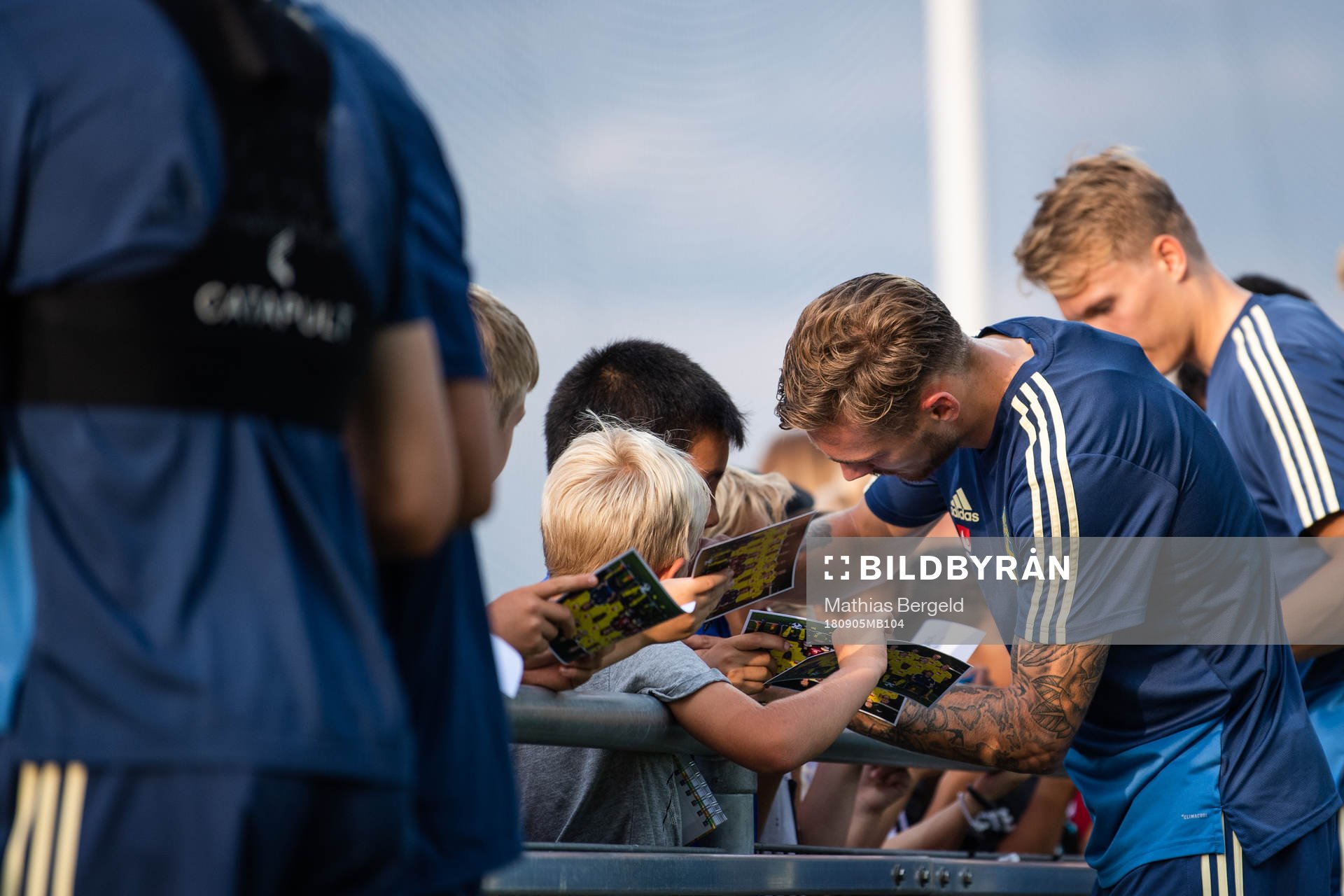 Linus Wahlqvist skriver autografer