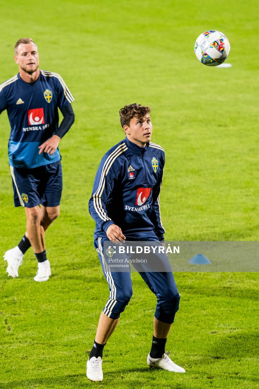 Victor Nilsson Lindelöf and John Guidetti of the Swedish