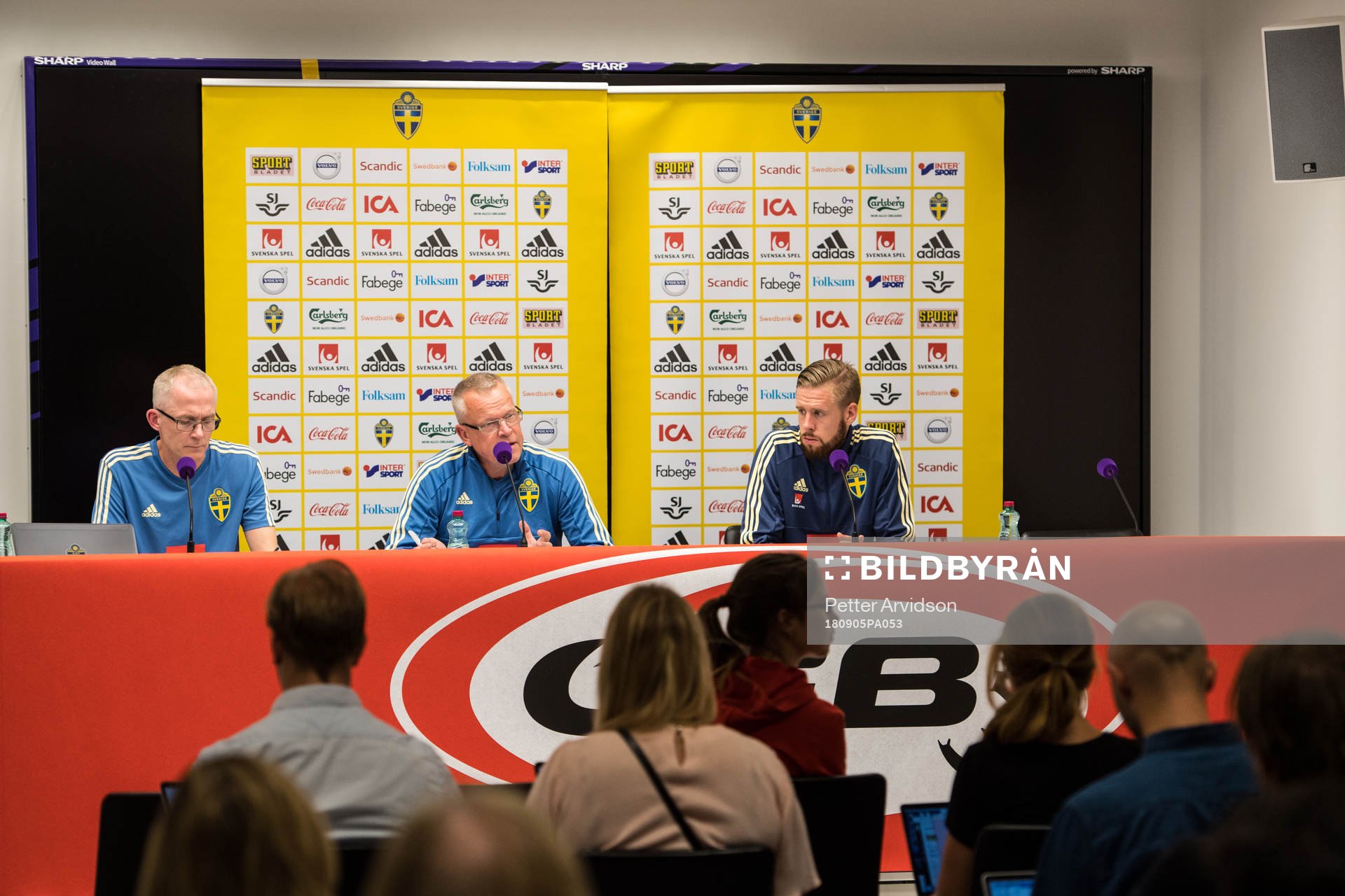 Head coach Janne Andersson and Pontus Jansson of the