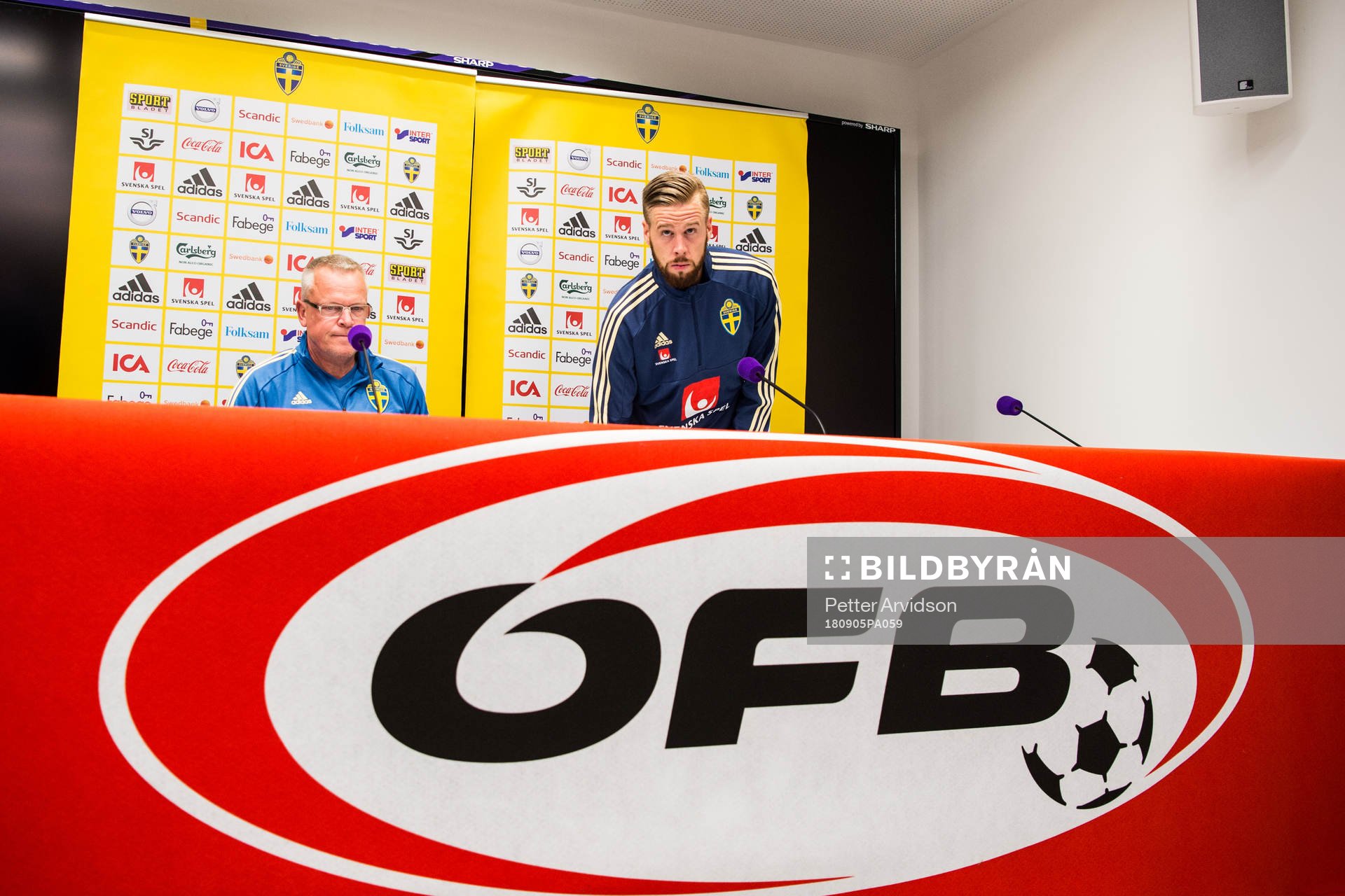 Head coach Janne Andersson and Pontus Jansson of the
