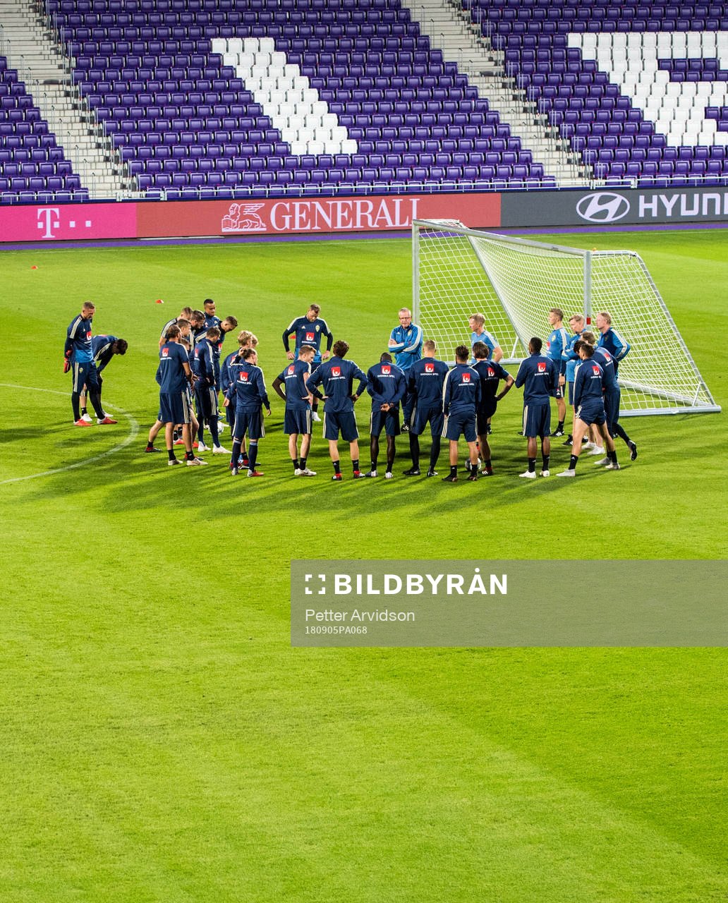 Head coach Janne Andersson talks to the players of the