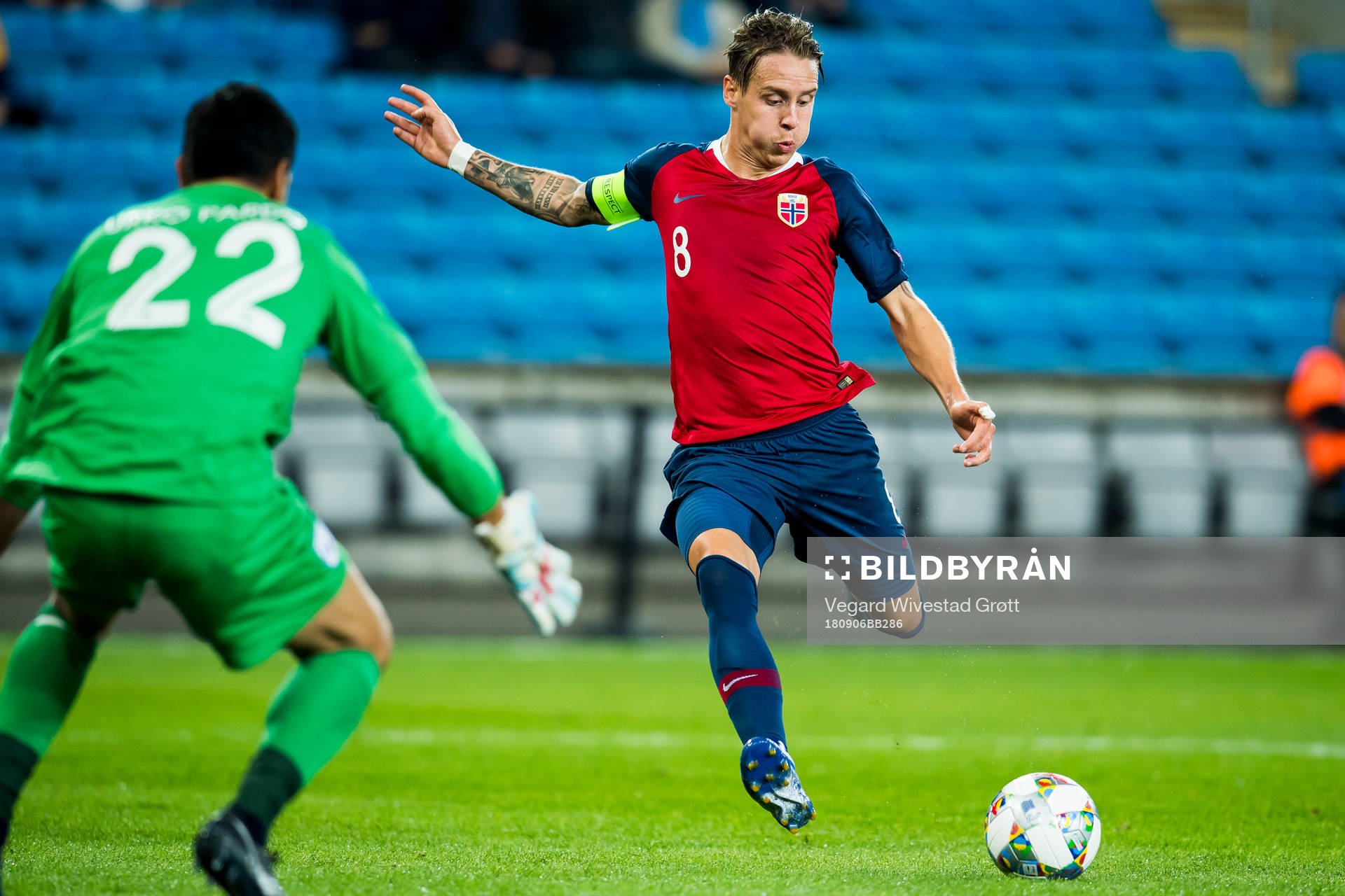 Stefan Johansen of Norway  scores 1-0