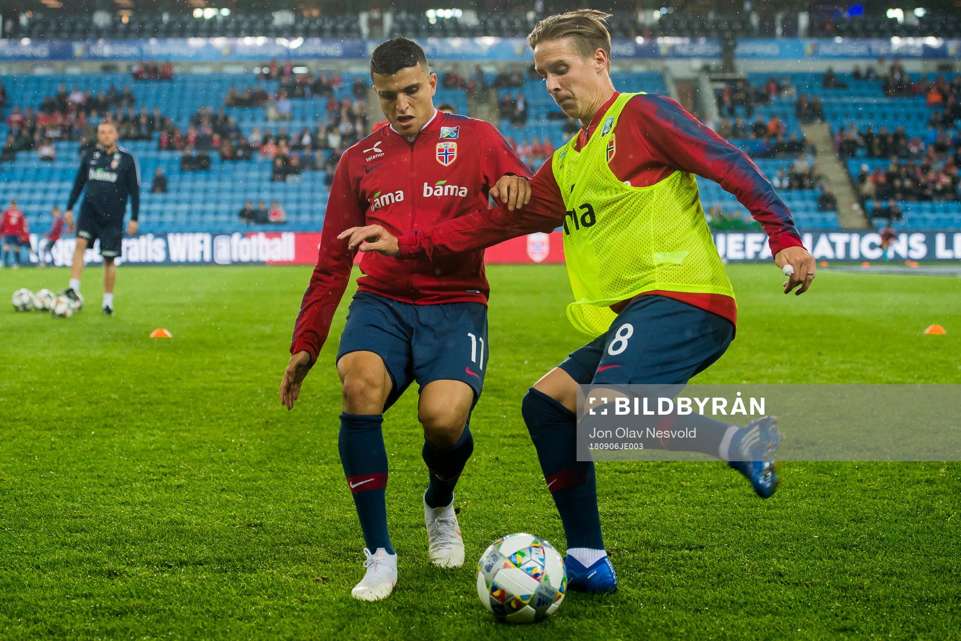 Mohamed Elyounoussi of Norway and Stefan Johansen of Norway