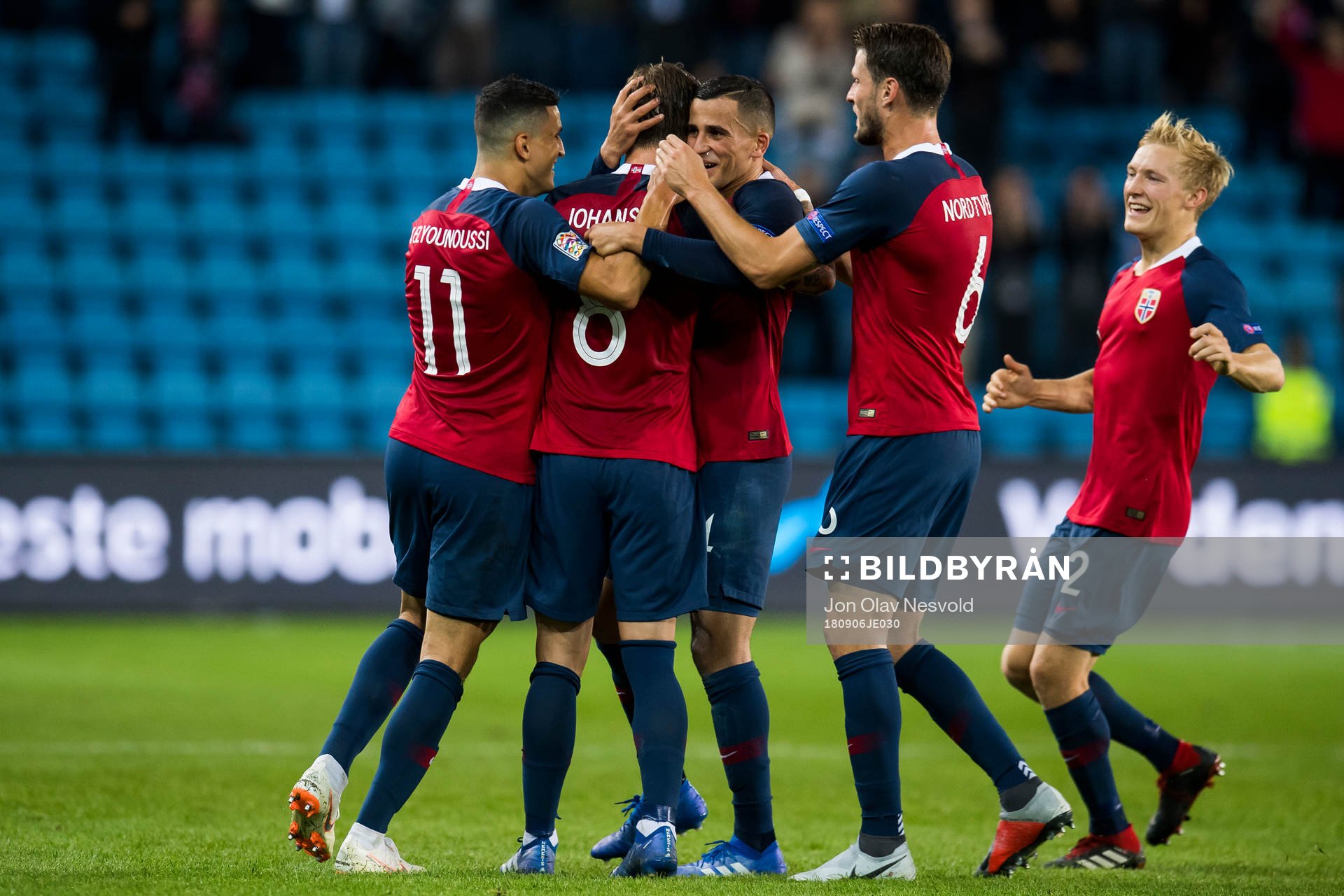 Stefan Johansen of Norway celebrates with his teammates