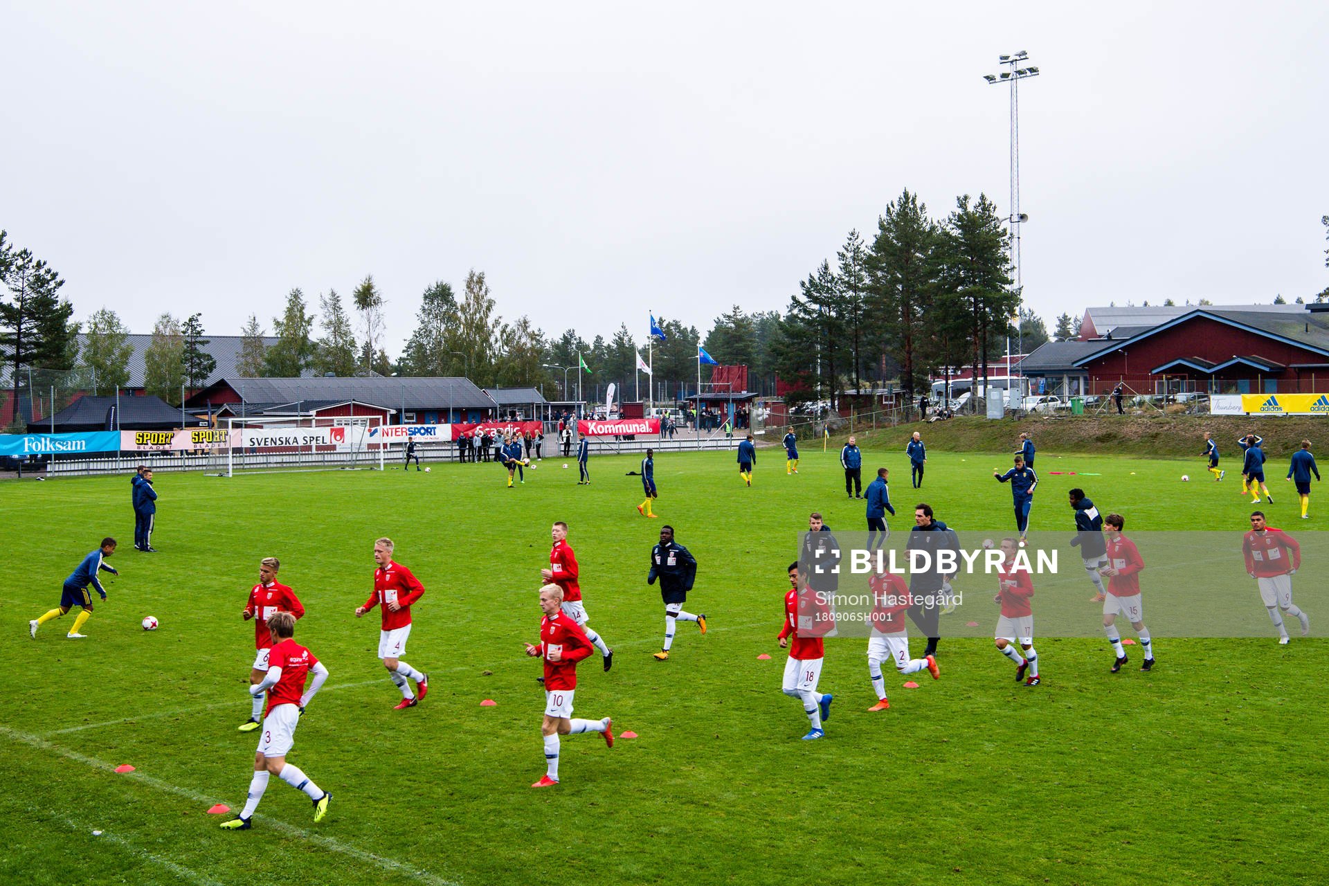 Sveriges och Norges spelare värmer upp före