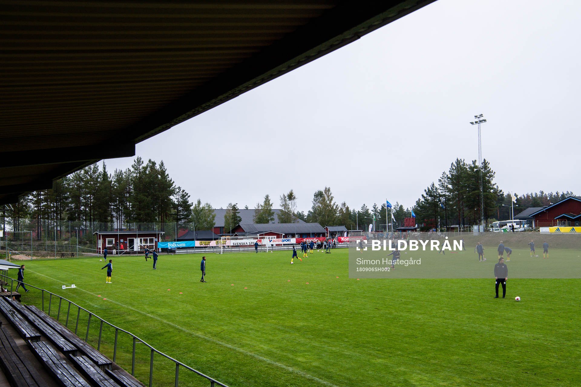 Sveriges spelare värmer upp före P17-landskampen i