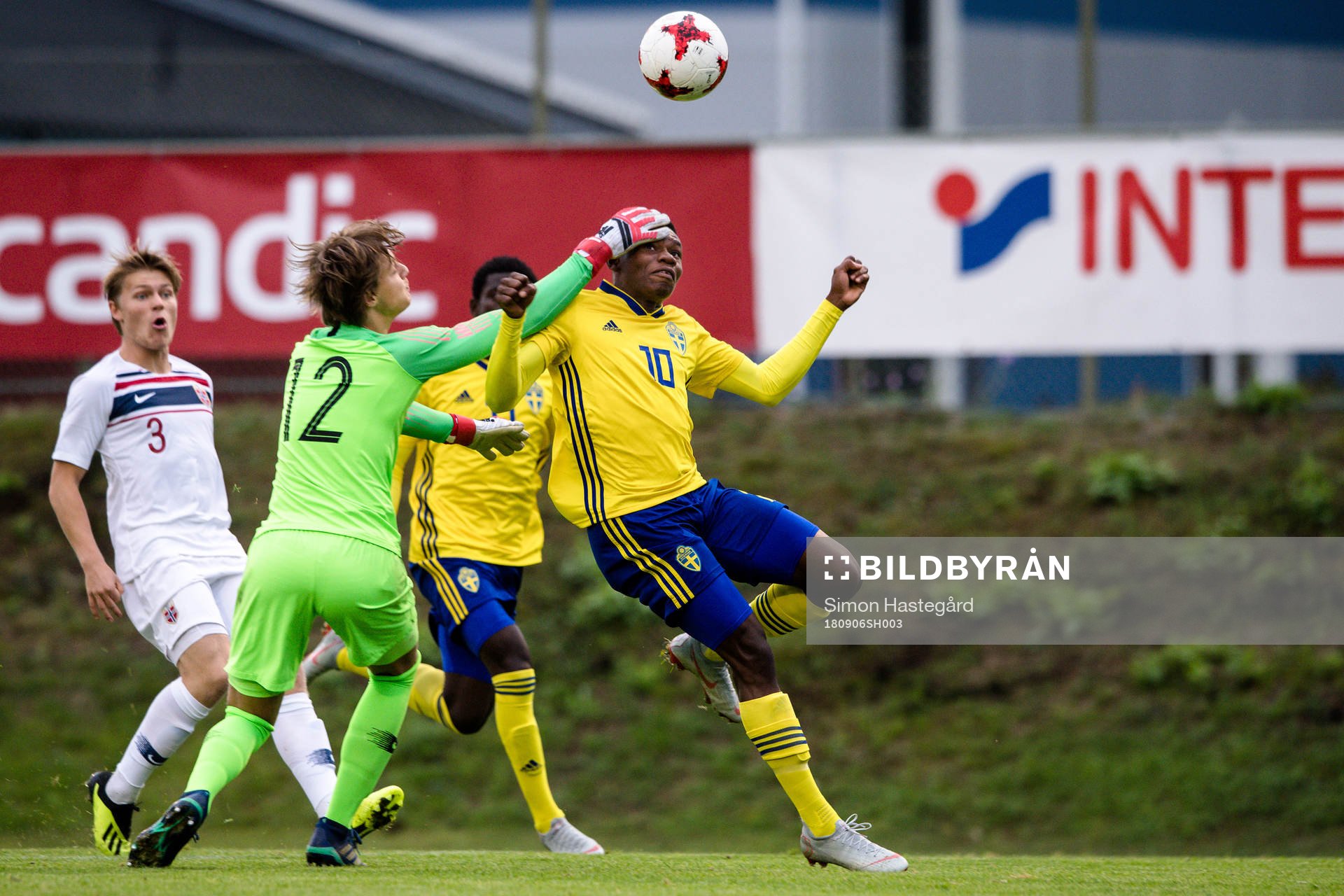 Norges målvakt Rasmus Sanberg och Sveriges Sylvin Kayembe