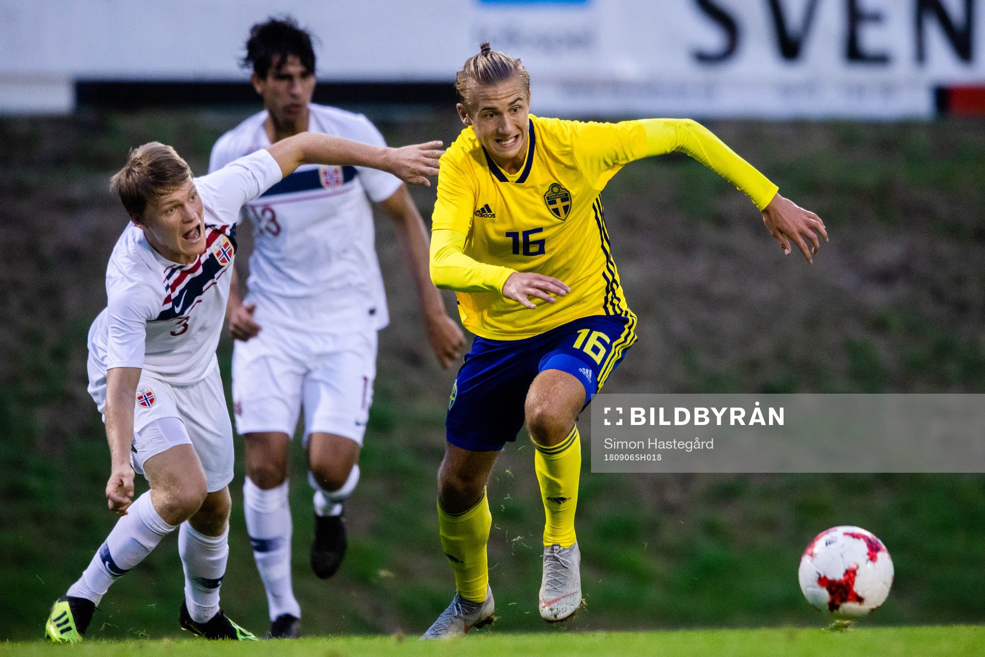 Norges Harald Martin Hauso och Sveriges Benjamin Nygren under P17-landskampen i fotboll mellan Sverige och Norge den 6 september 2018 i Söderhamn.