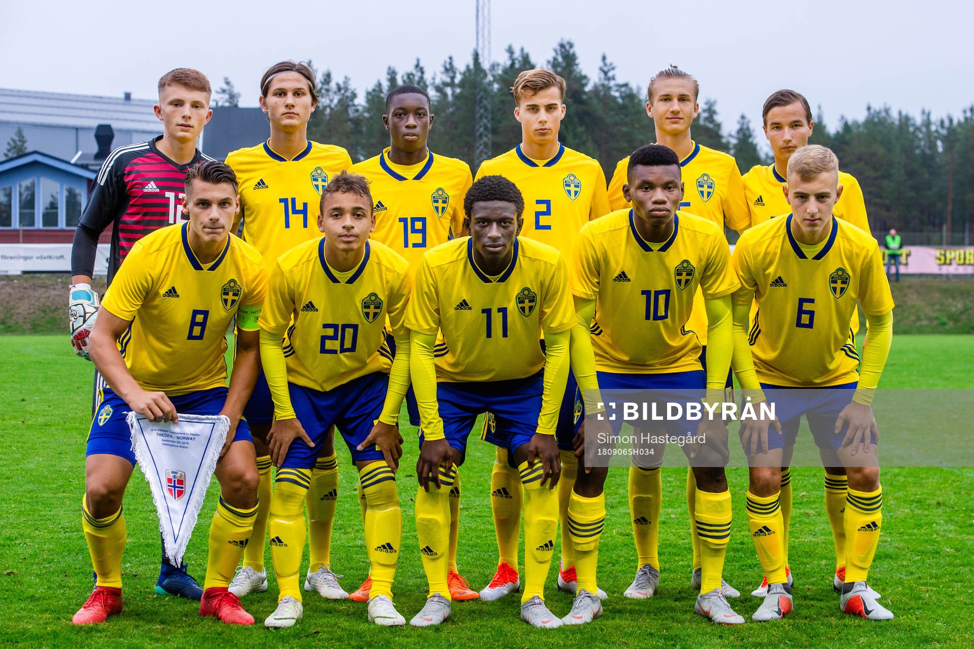 Sveriges målvakt Joachim Imbrechts , Rasmus Wikström ,