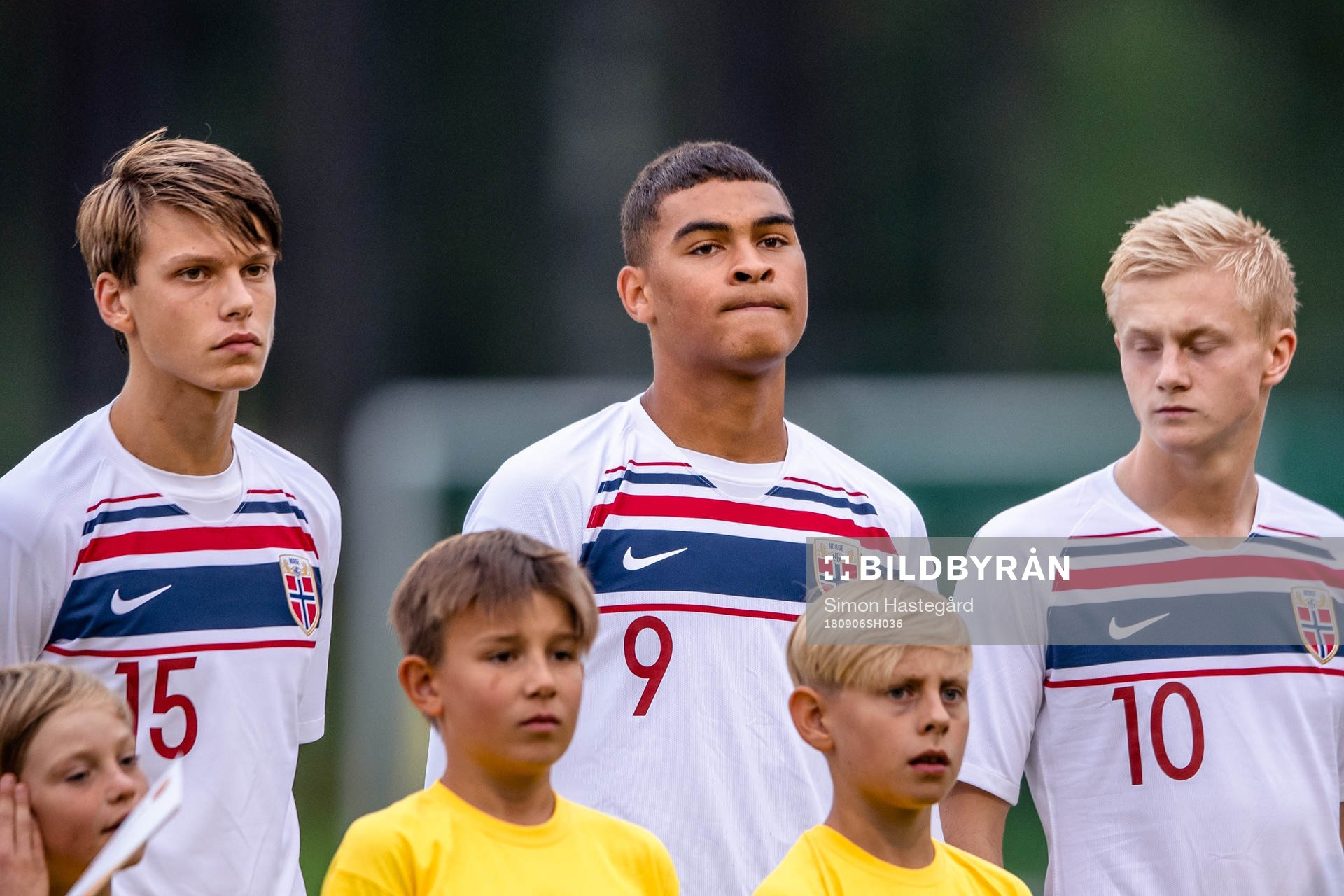 Norges Sander Johan Christiansen, Noah Jean Holm och Oscar Aga före P17-landskampen i fotboll mellan Sverige och Norge den 6 september 2018 i Söderhamn.