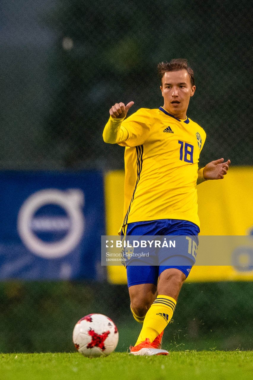 Sveriges Hampus Svensson under P17-landskampen i fotboll mellan Sverige och Norge den 6 september 2018 i Söderhamn.
