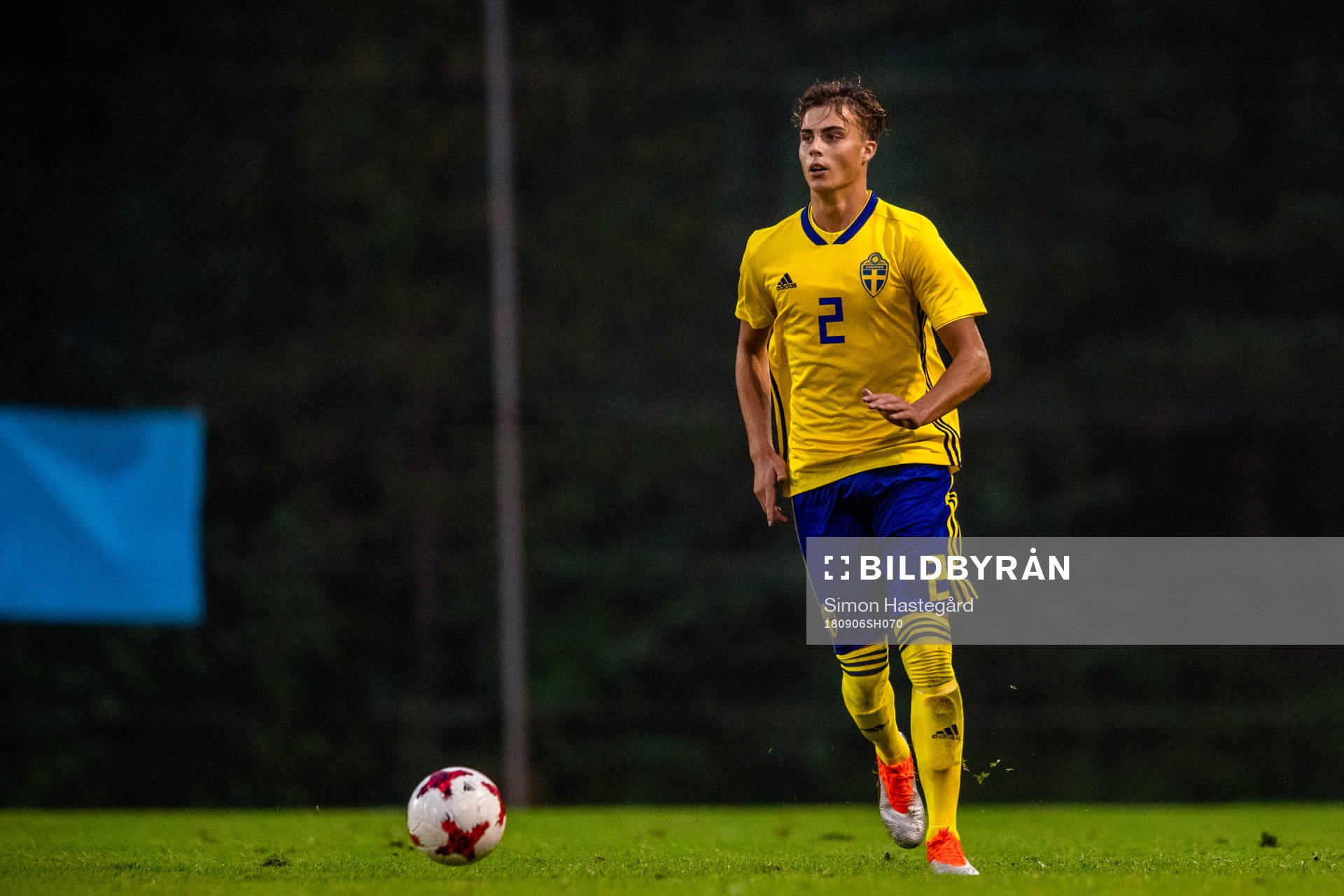 Sveriges Isac Larsson under P17-landskampen i fotboll mellan Sverige och Norge den 6 september 2018 i Söderhamn.