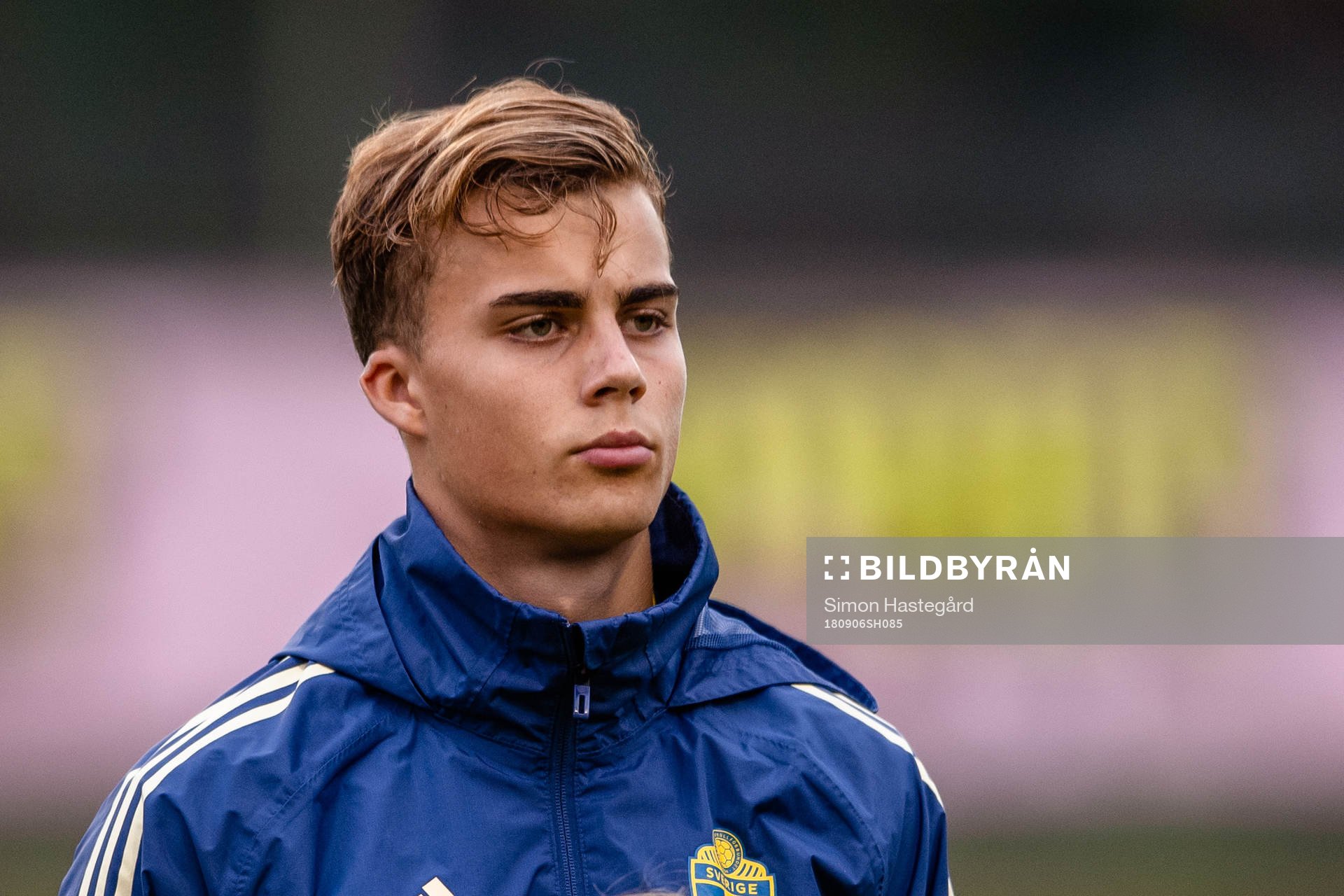 Sveriges Isac Larsson före P17-landskampen i fotboll