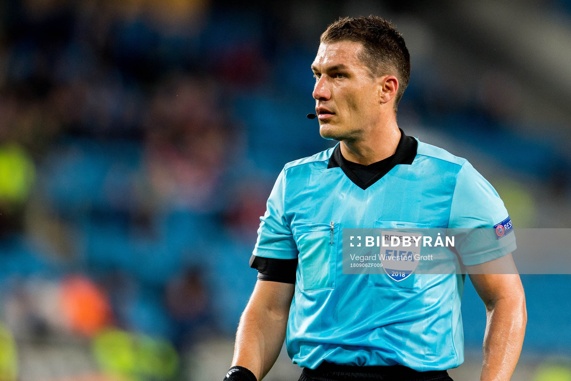 Referee István Kovács of Romania