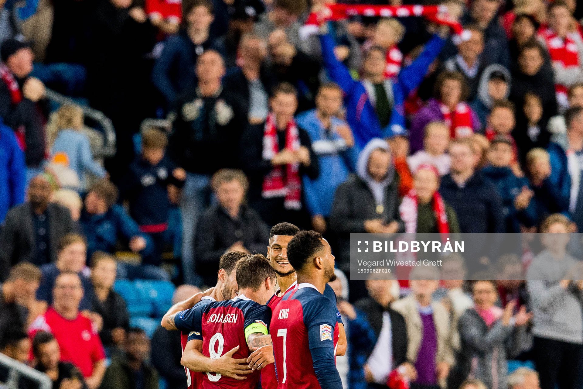 Stefan Johansen of Norway celebrates with teammates Bjørn