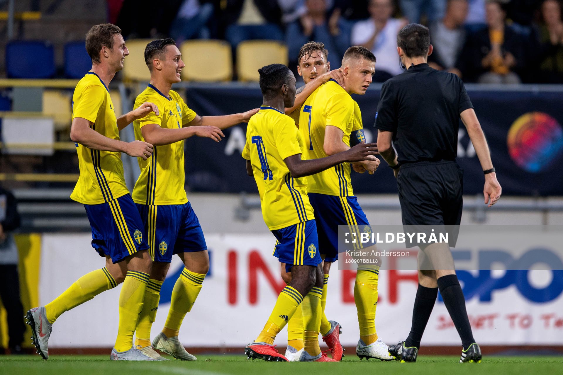 Sveriges Mattias Svanberg jublar med lagkamrater efter 1-0 under EM-kvalmatchen i fotboll mellan Sverige och Ungern den 7 september 2018 i Falkenberg.