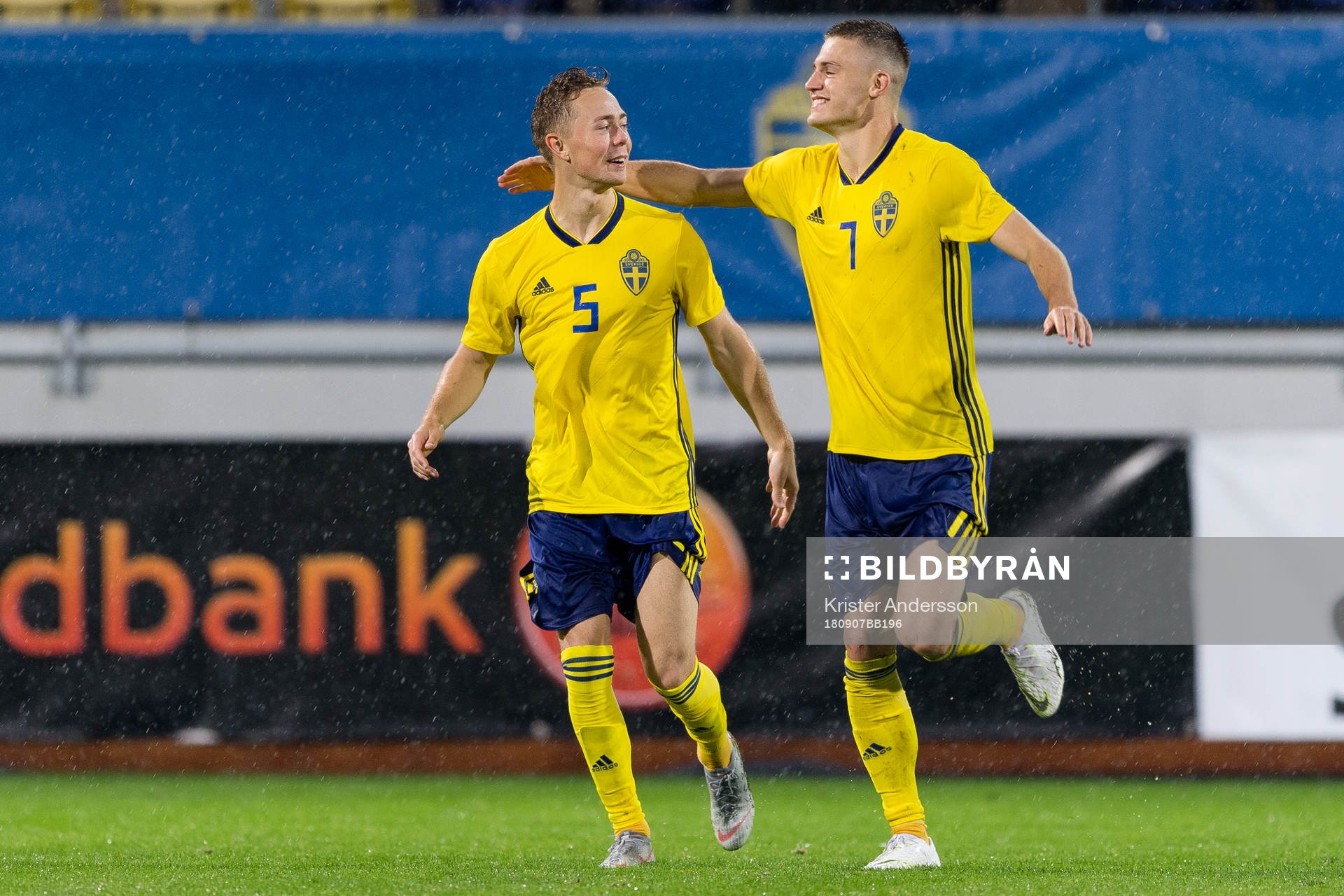 Sveriges Joel Andersson och Mattias Svanberg jublar efter EM-kvalmatchen i fotboll mellan Sverige och Ungern den 7 september 2018 i Falkenberg.